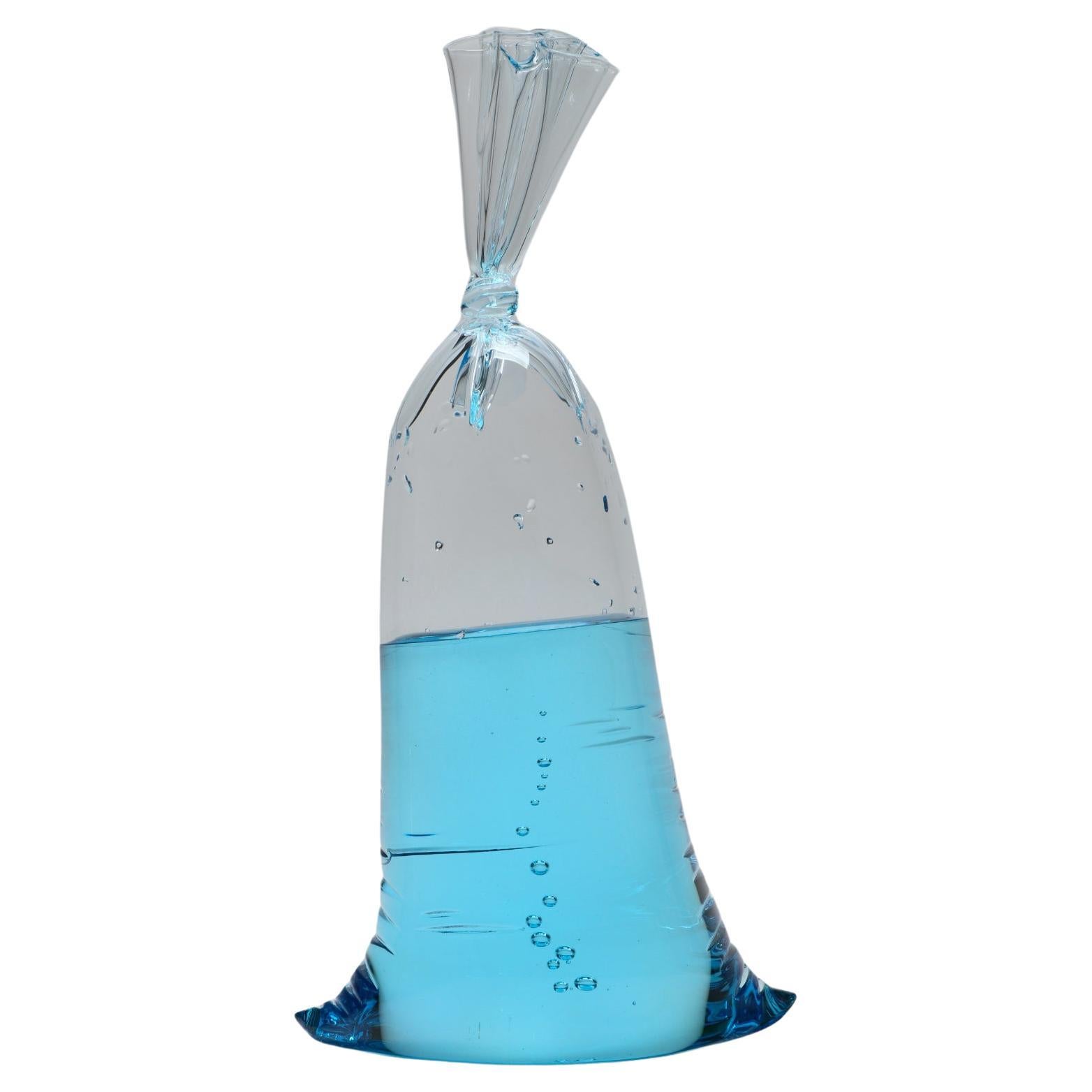 Grand sac à eau en verre bleu - sculpture en verre hyperréaliste de Dylan Martinez