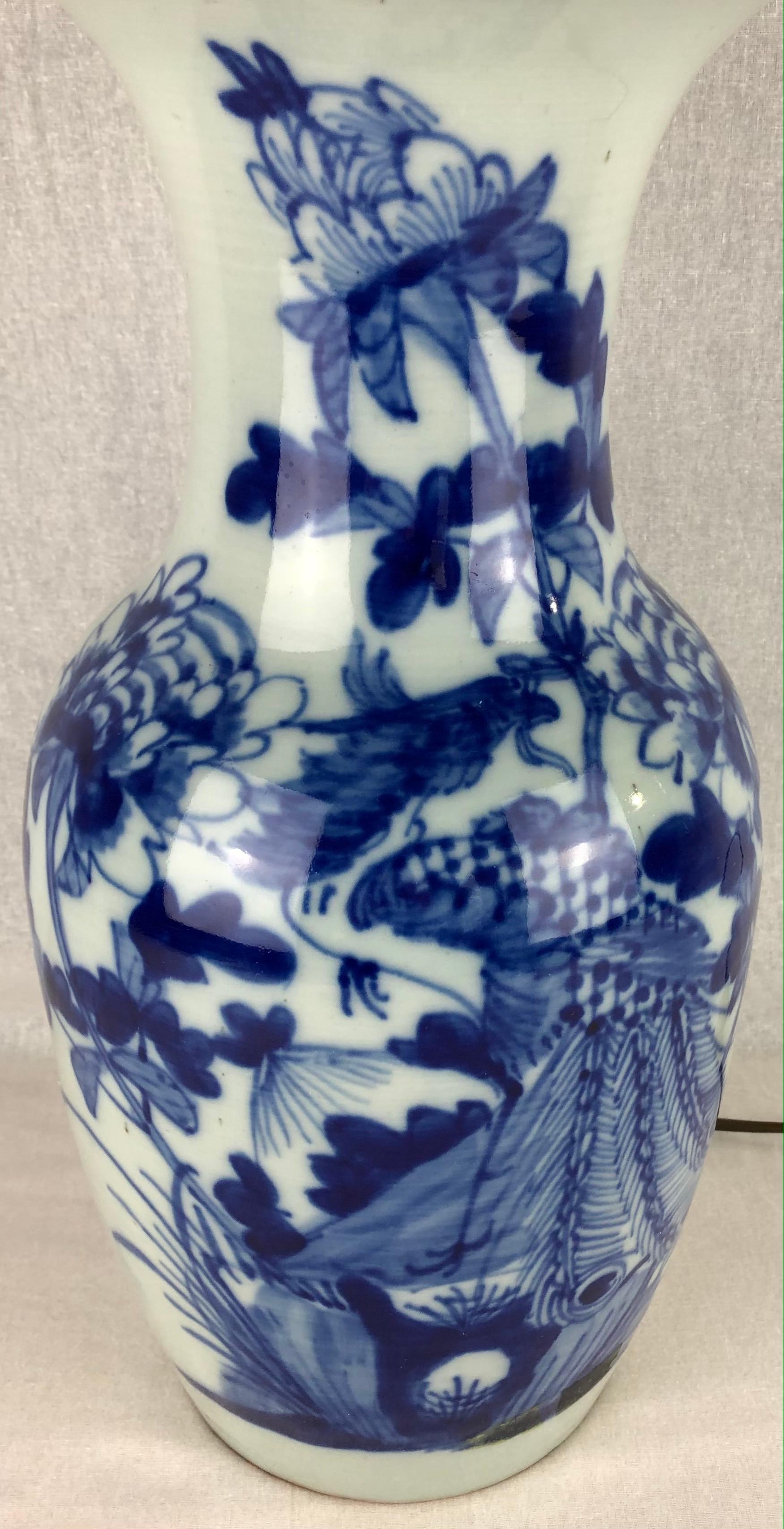 Gran lámpara de mesa de porcelana francesa vidriada en azul Francés en venta