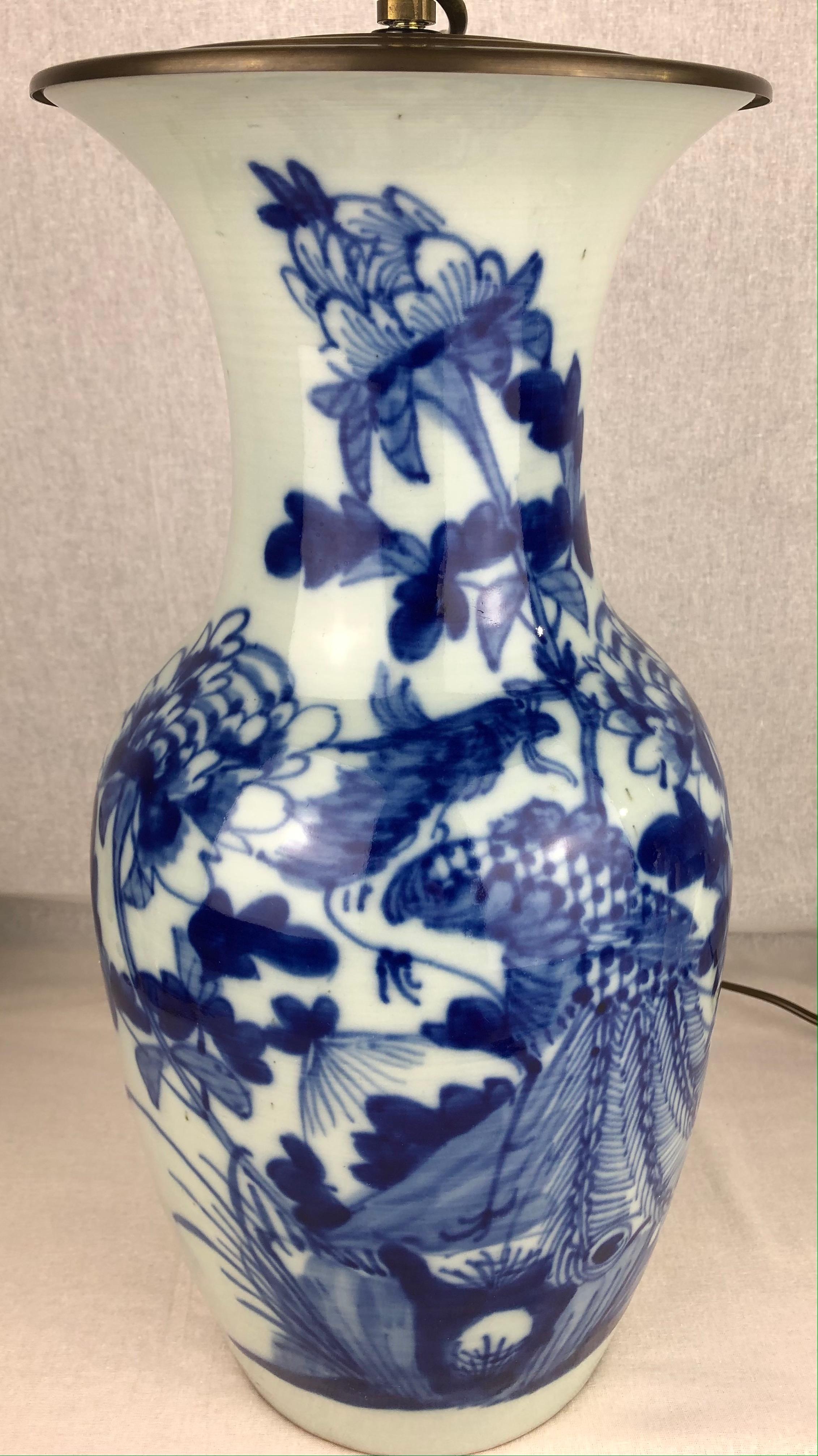 Gran lámpara de mesa de porcelana francesa vidriada en azul siglo XX en venta