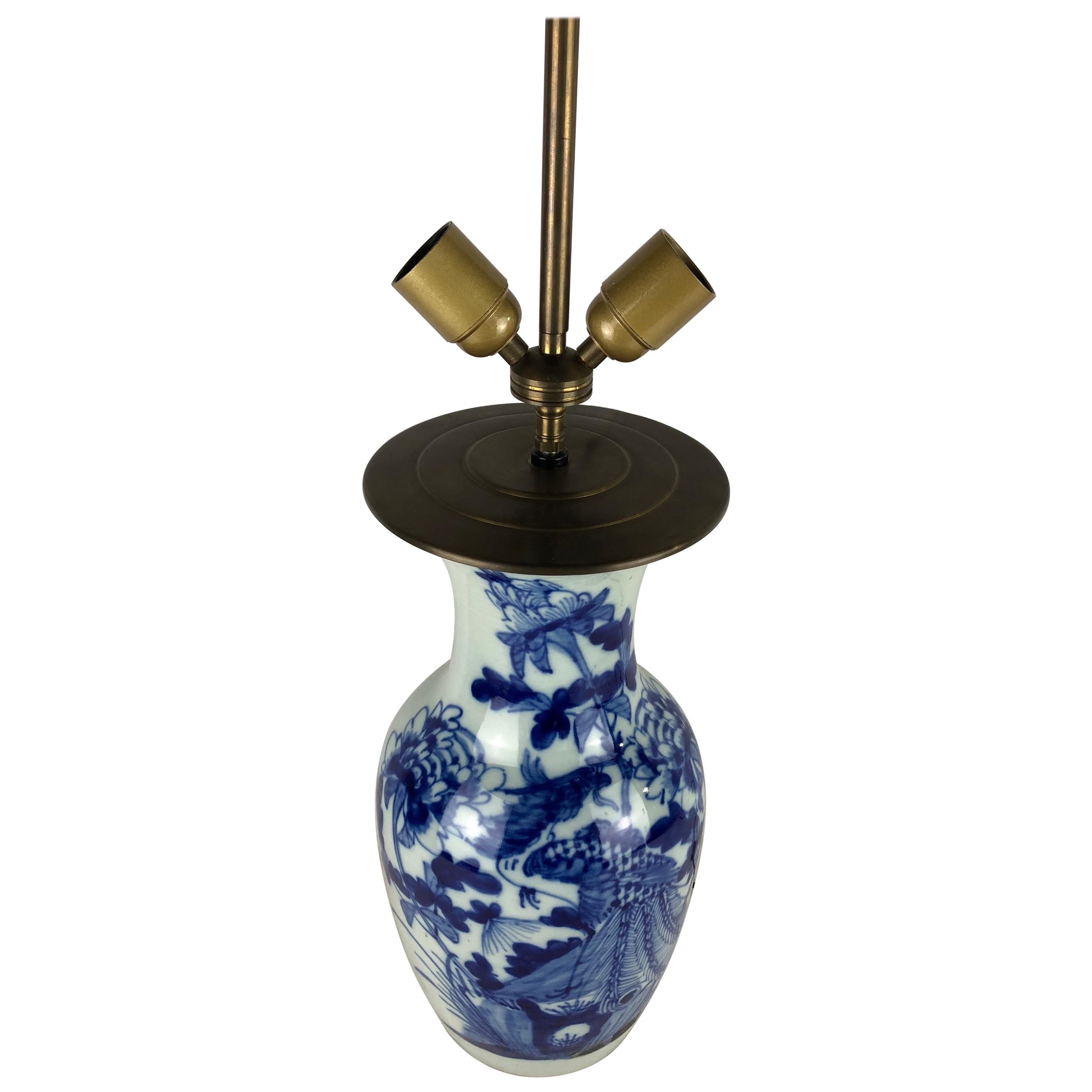 Grande lampe de bureau en porcelaine française émaillée bleue