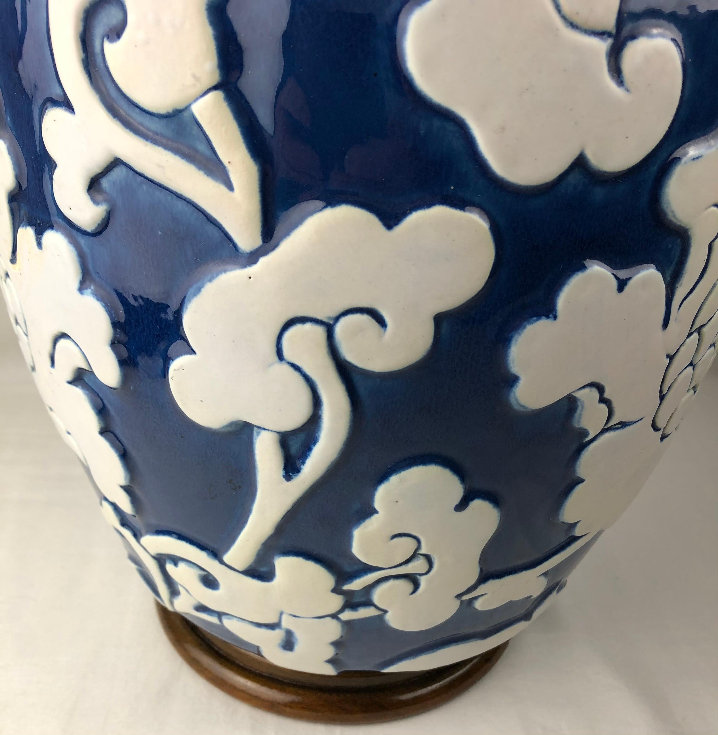 Grande lampe de bureau en porcelaine française émaillée bleue avec motifs en haut-relief en vente 3