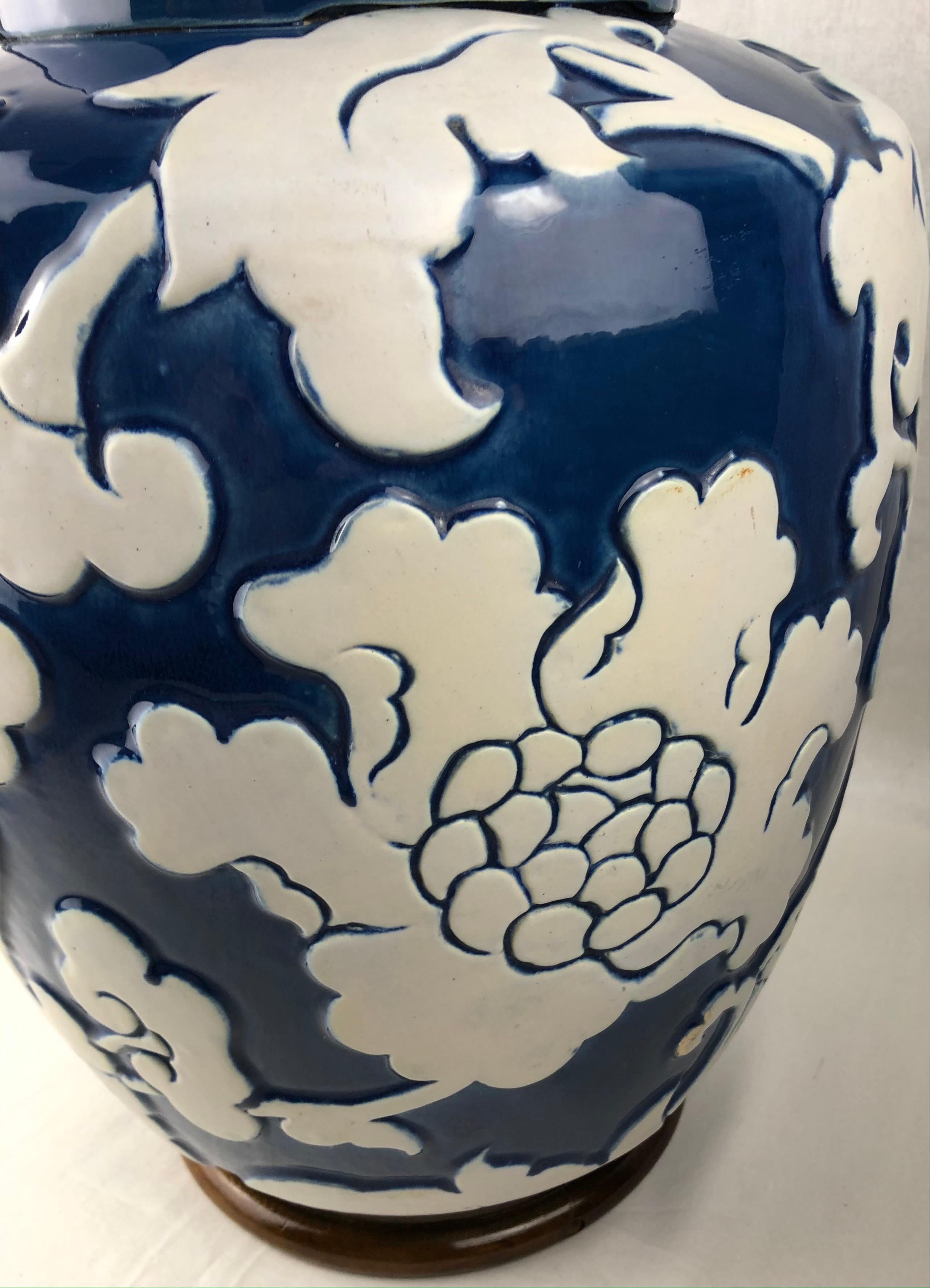 Grande lampe de bureau en porcelaine française émaillée bleue avec motifs en haut-relief en vente 4