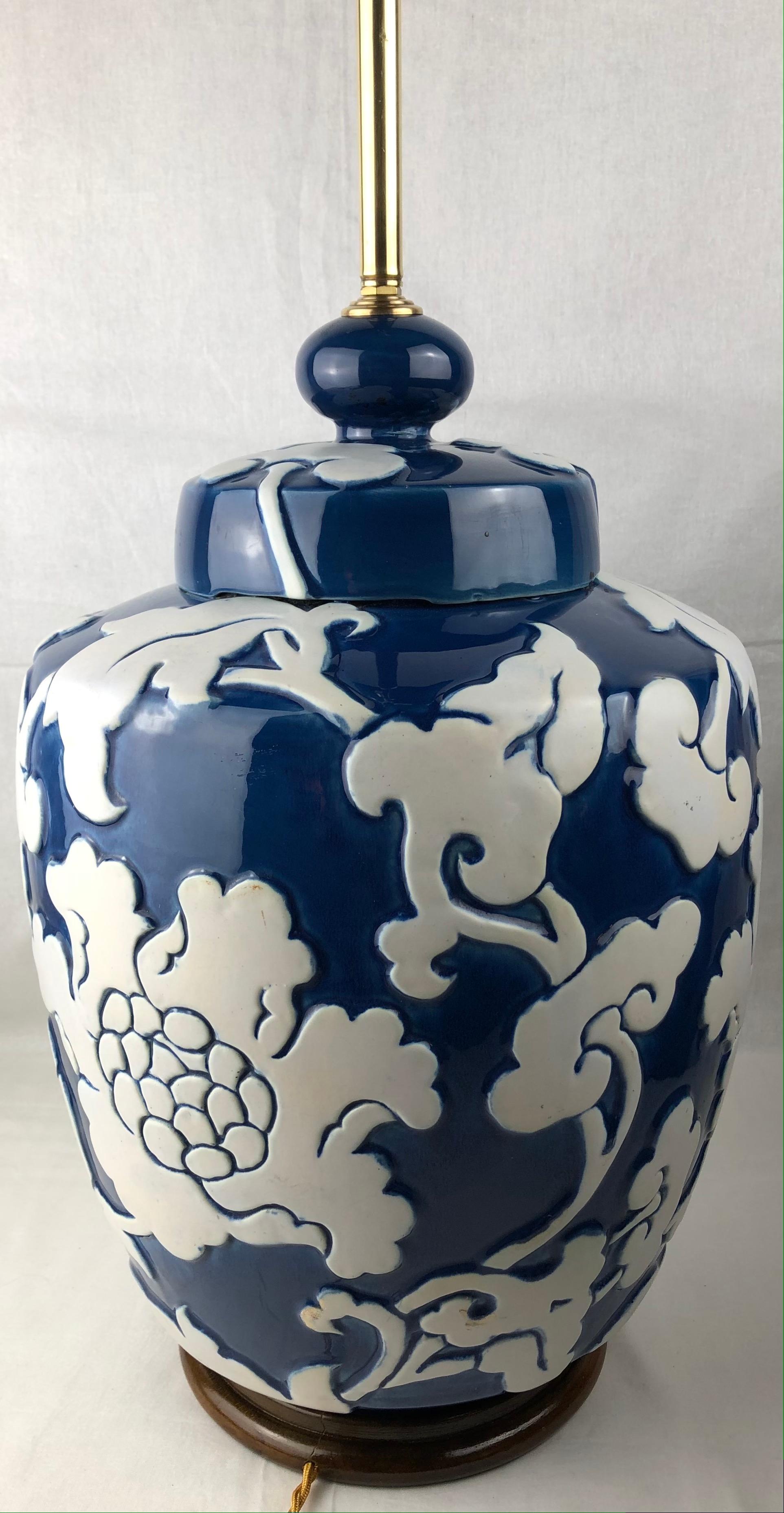 Grande lampe de bureau en porcelaine française émaillée bleue avec motifs en haut-relief en vente 5