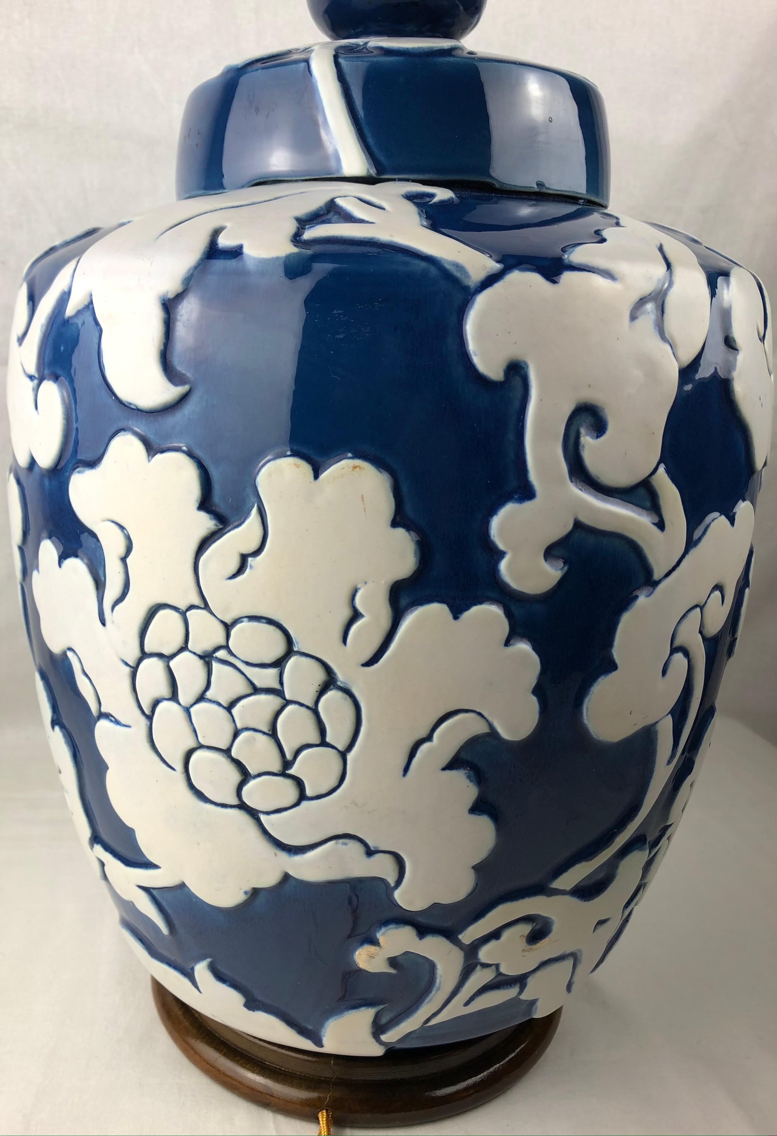 Grande lampe de bureau en porcelaine française émaillée bleue avec motifs en haut-relief en vente 6