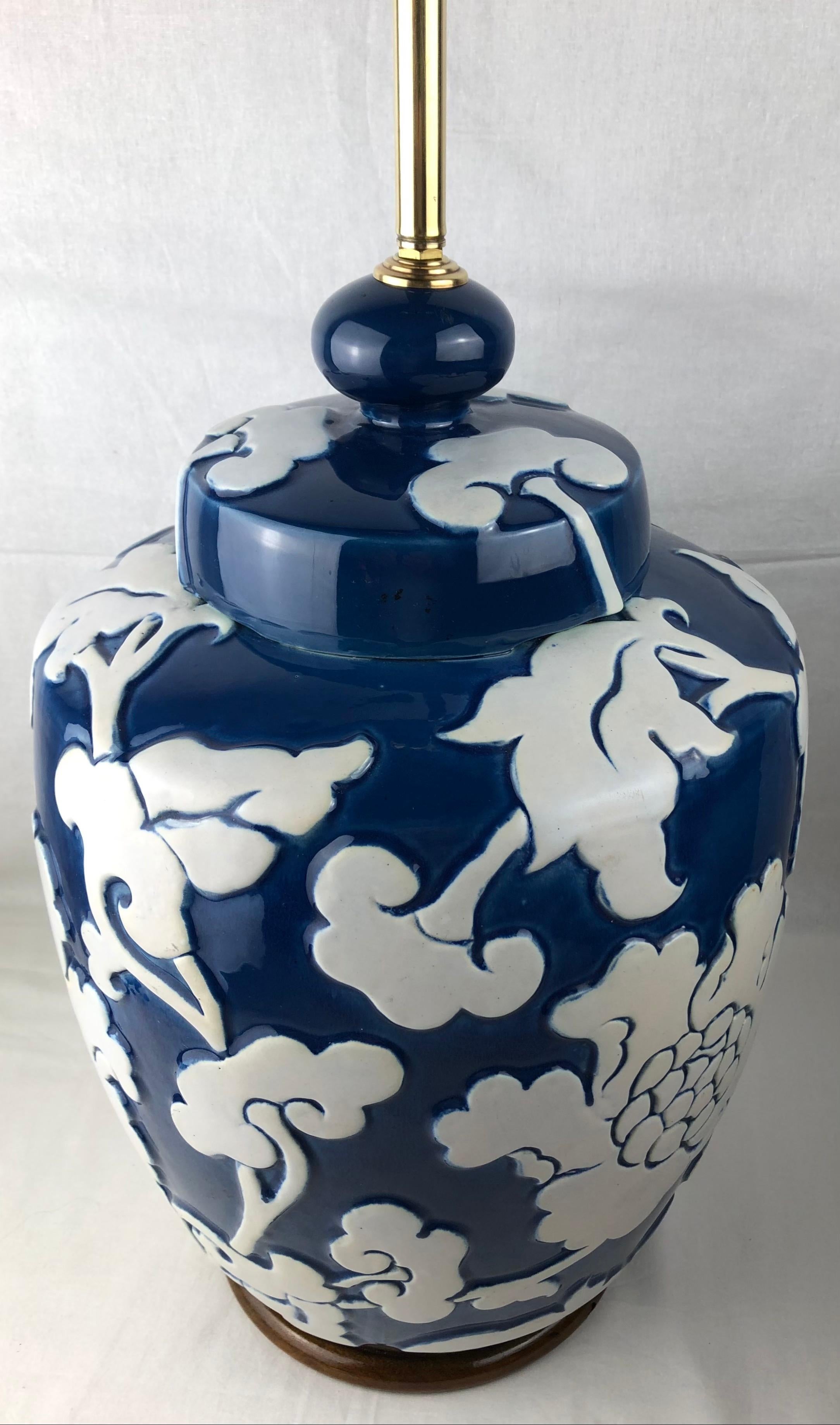 Verni Grande lampe de bureau en porcelaine française émaillée bleue avec motifs en haut-relief en vente