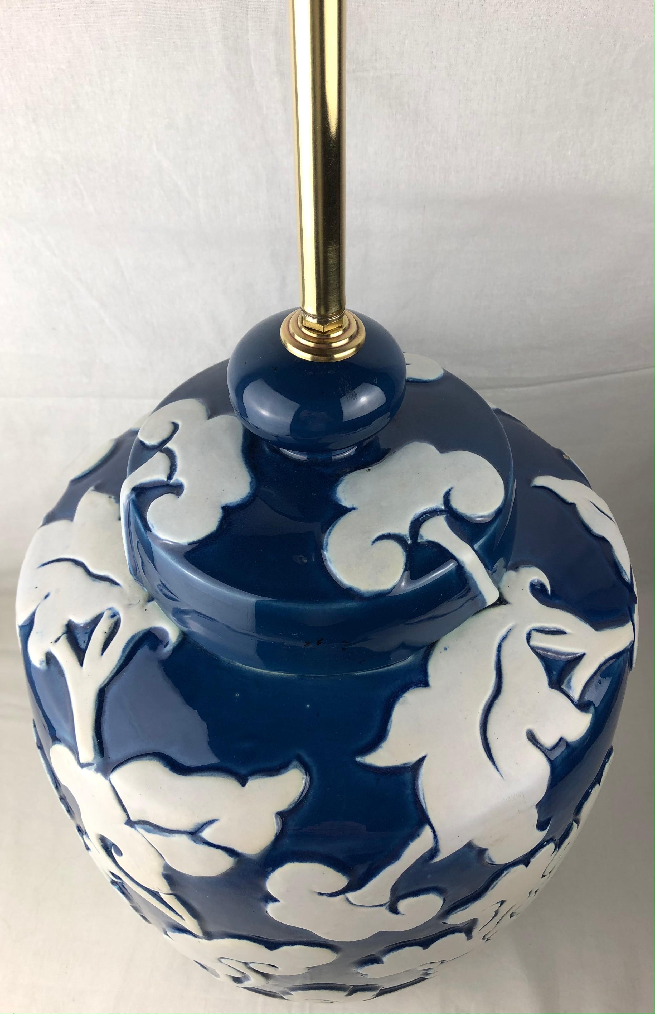 Gran lámpara de mesa de porcelana francesa azul y blanca con motivos en altorrelieve siglo XX en venta