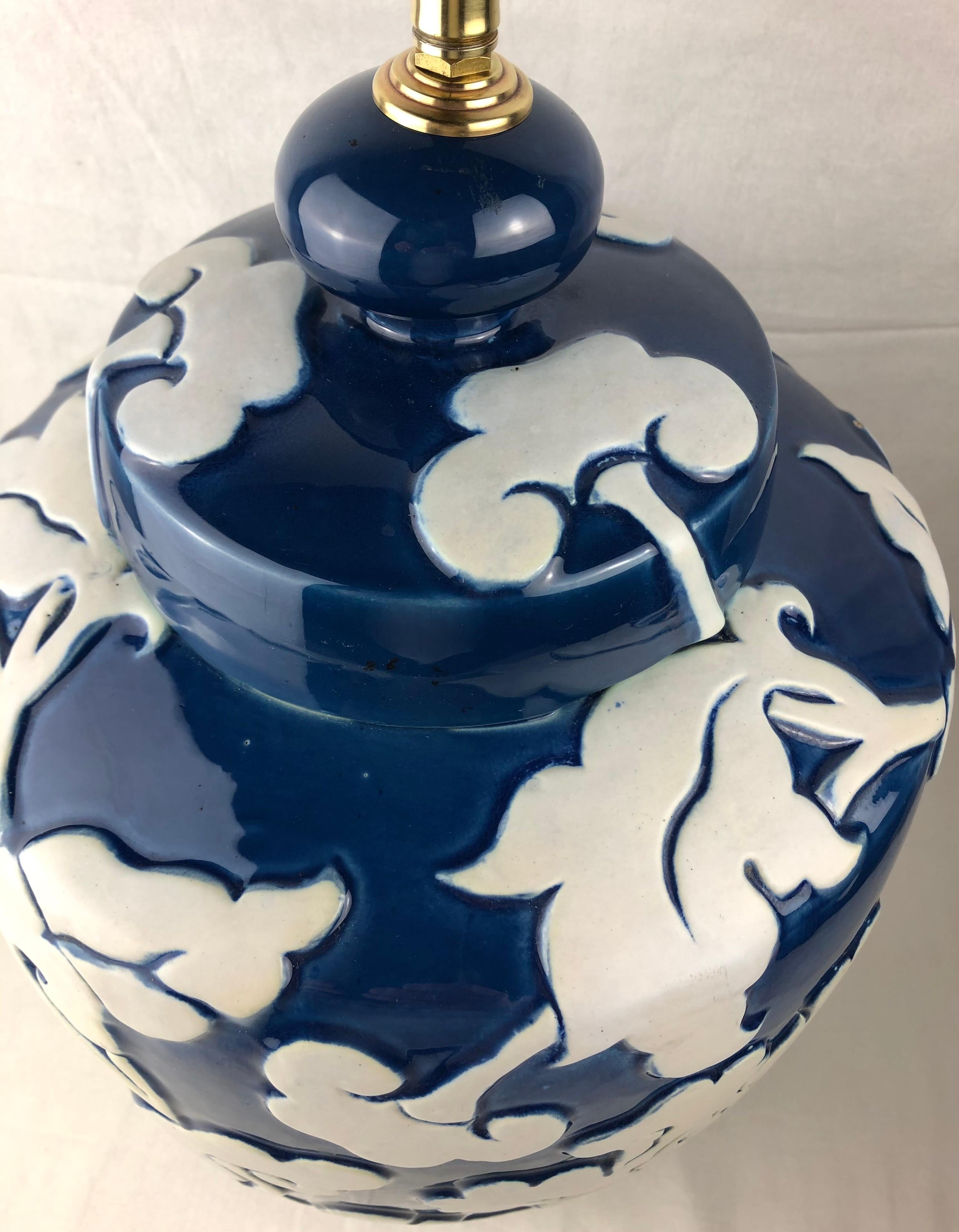 Grande lampe de bureau en porcelaine française émaillée bleue avec motifs en haut-relief en vente 1