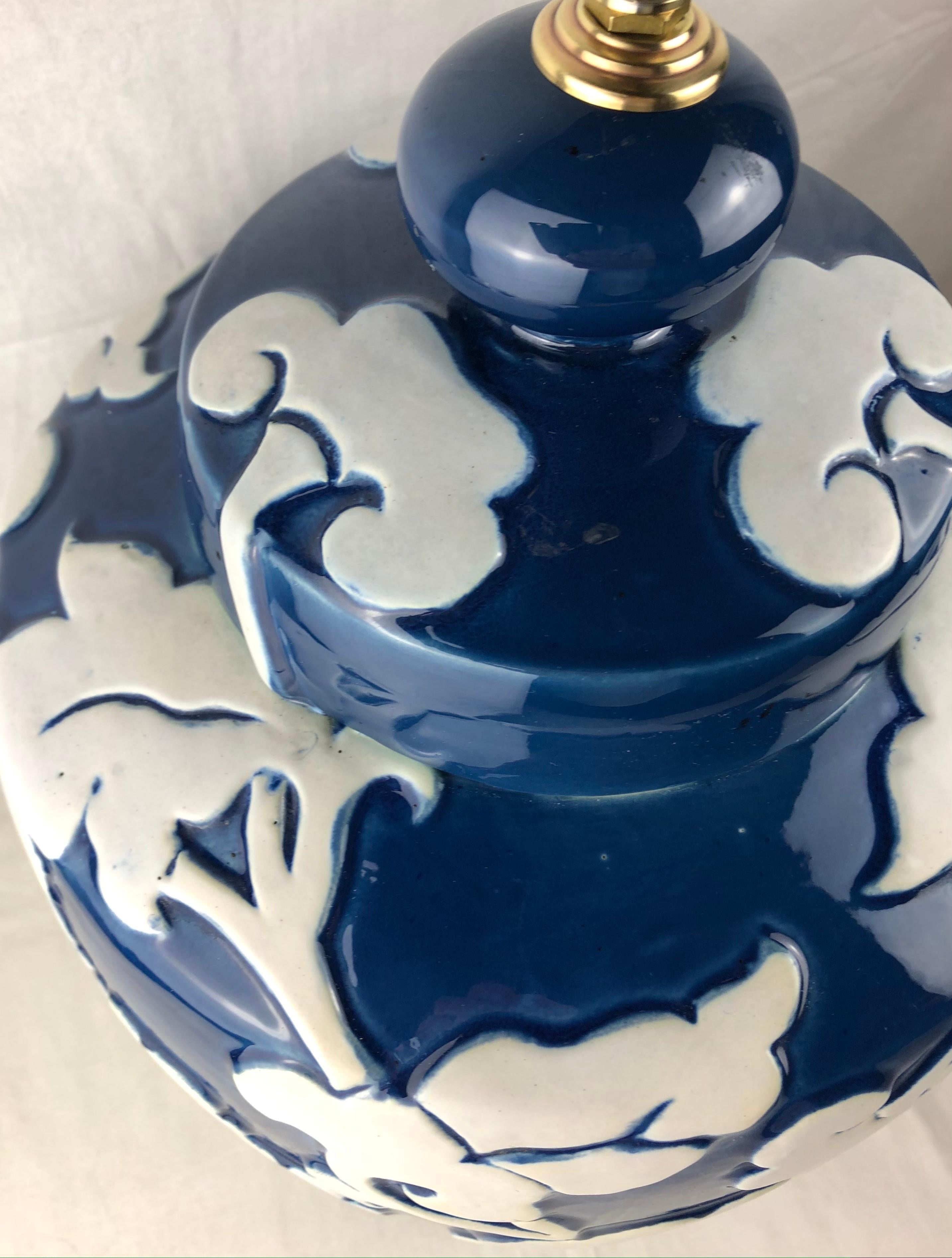 Grande lampe de bureau en porcelaine française émaillée bleue avec motifs en haut-relief en vente 2