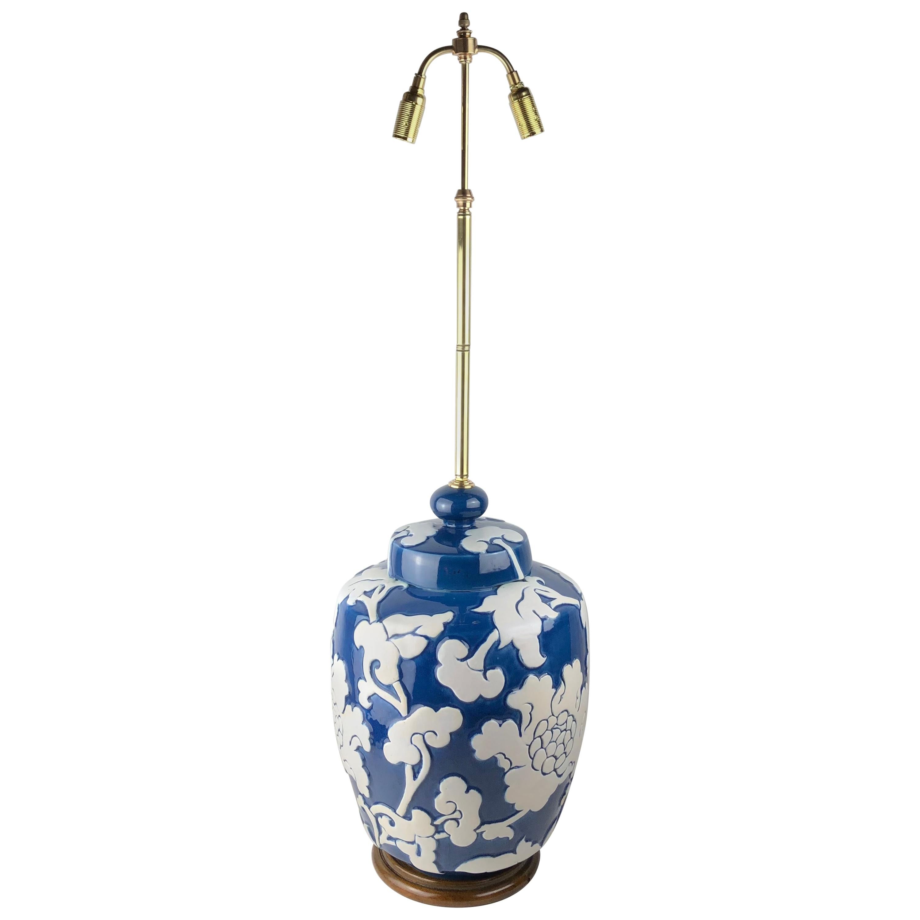 Große blau glasierte französische Porzellan-Tischlampe mit hochreliefierten Motiven