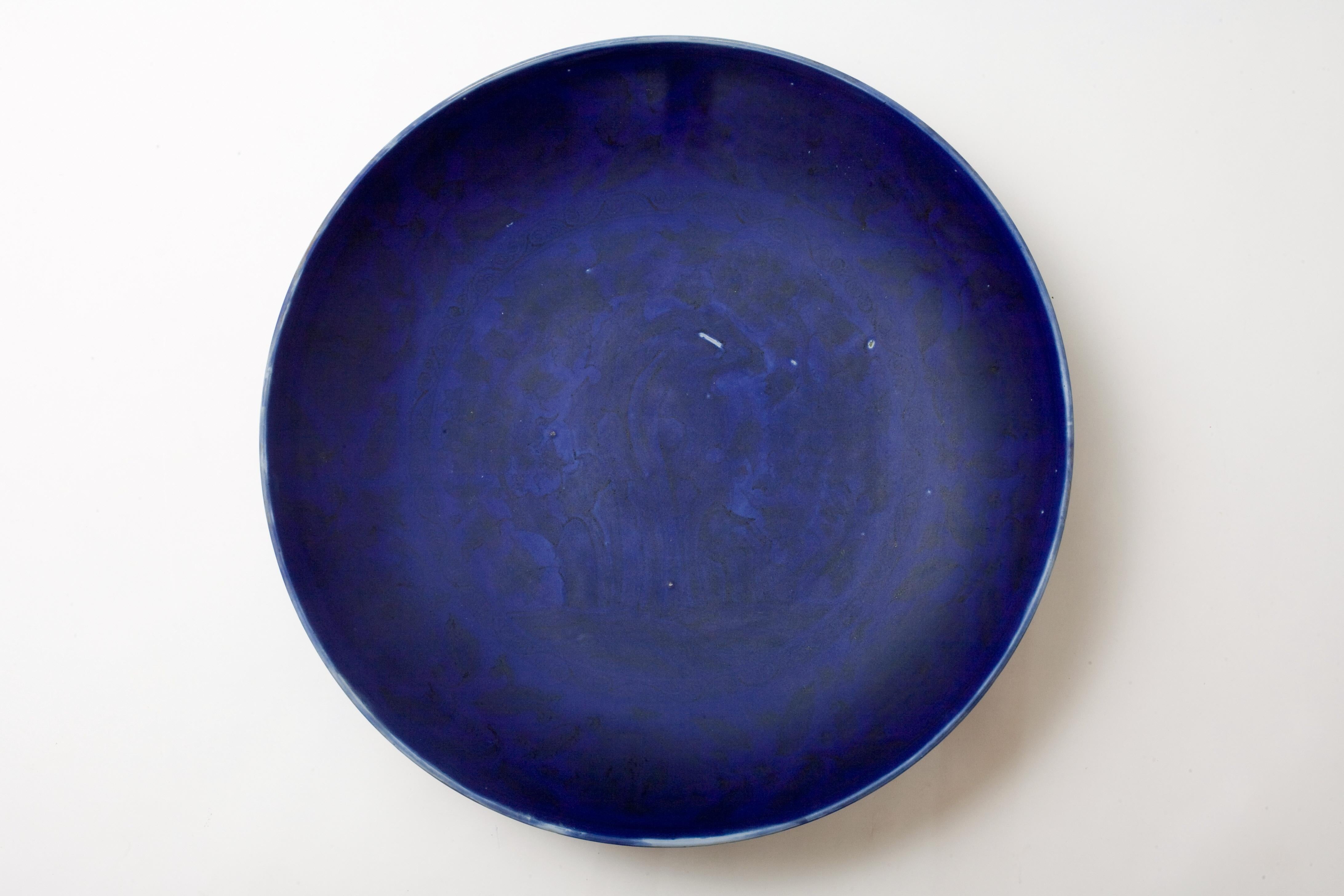 Questo pezzo è un grande piatto smaltato in blu cobalto della dinastia Qing (prototipo Yuan Ming). L'intera superficie, comprese le pareti interne ed esterne, è rivestita da un ricco e profondo smalto blu cobalto. Sono visibili i segni