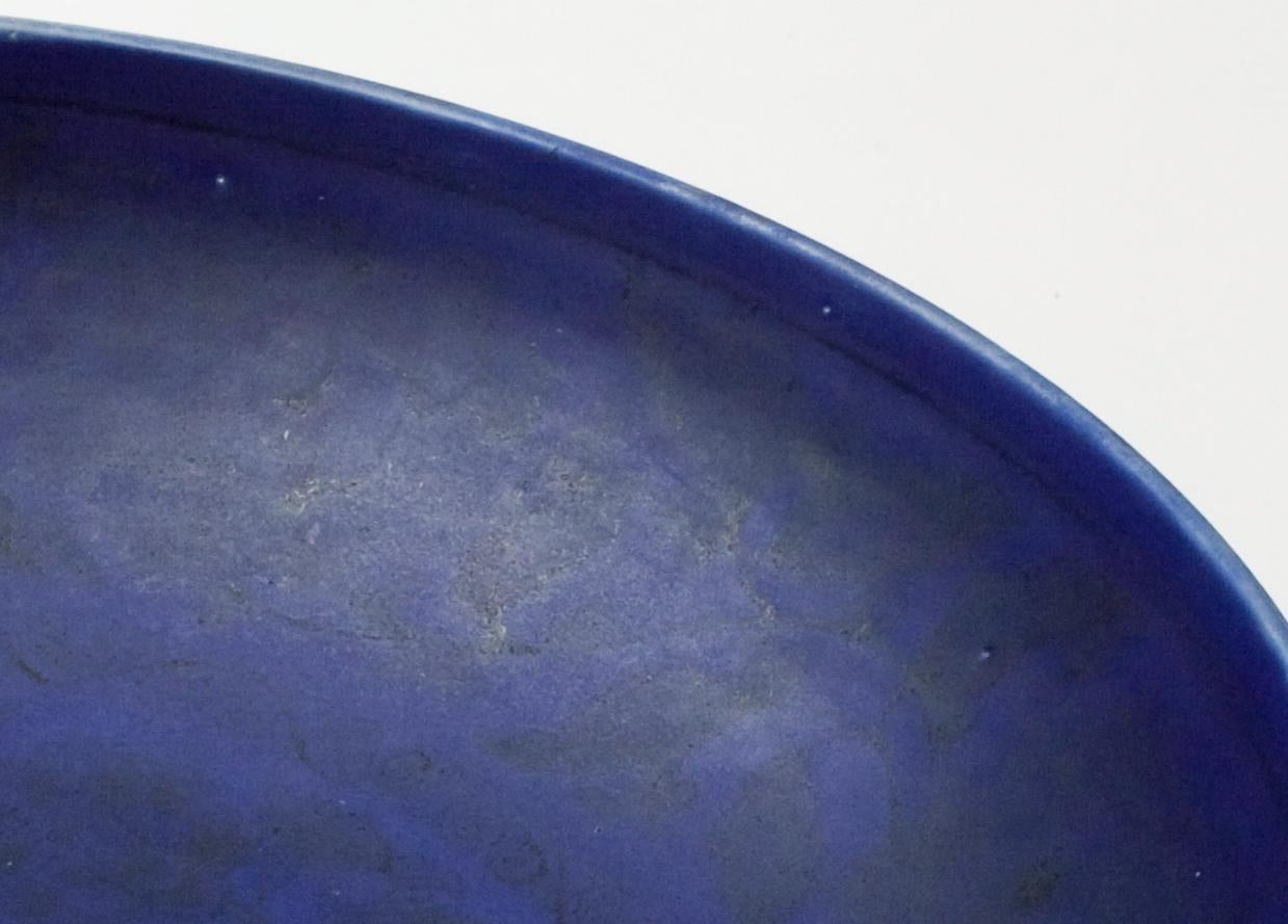 Fino al XVIII secolo Grande e raro piatto blu smaltato 