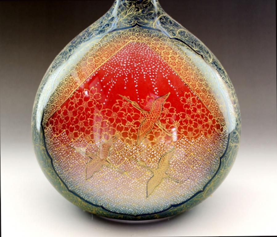 Faszinierende zeitgenössische dekorative japanische Porzellanvase, handbemalt mit extrem komplizierten Mustern und ausgiebiger Verwendung von Gold auf leuchtendem Grün und Rot auf einem atemberaubenden flaschenförmigen Porzellankörper.  2016 nahm