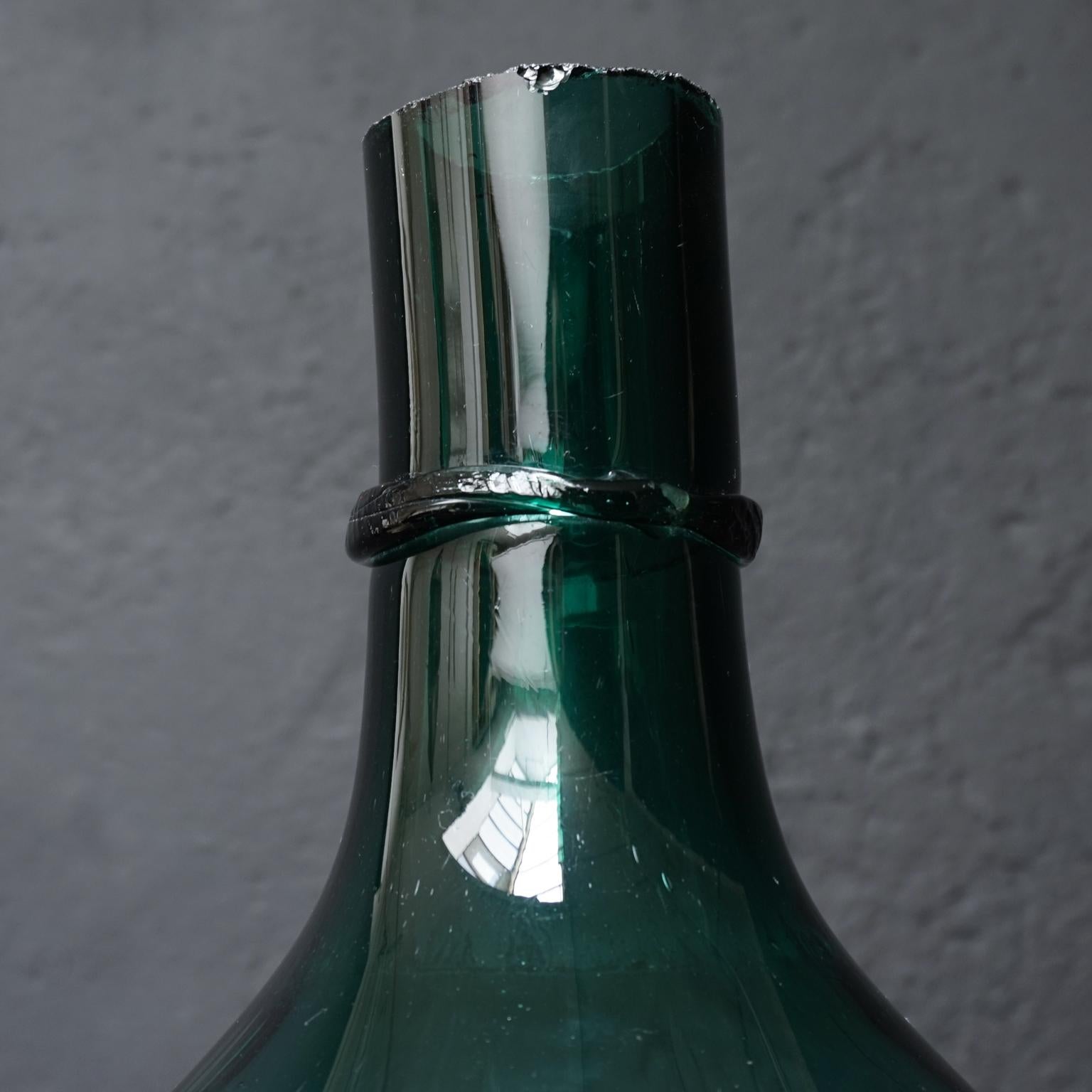 Verre brun Grande bouteille de vin en verre soufflé à la main bleu-vert du 19e siècle en Italie