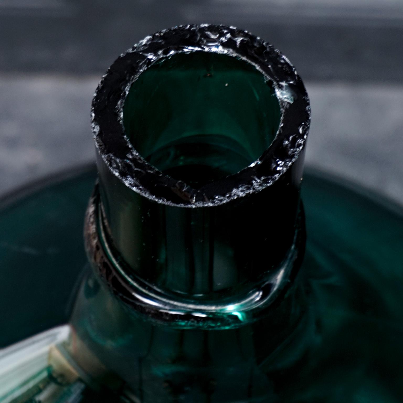 Grande bouteille de vin en verre soufflé à la main bleu-vert du 19e siècle en Italie 1