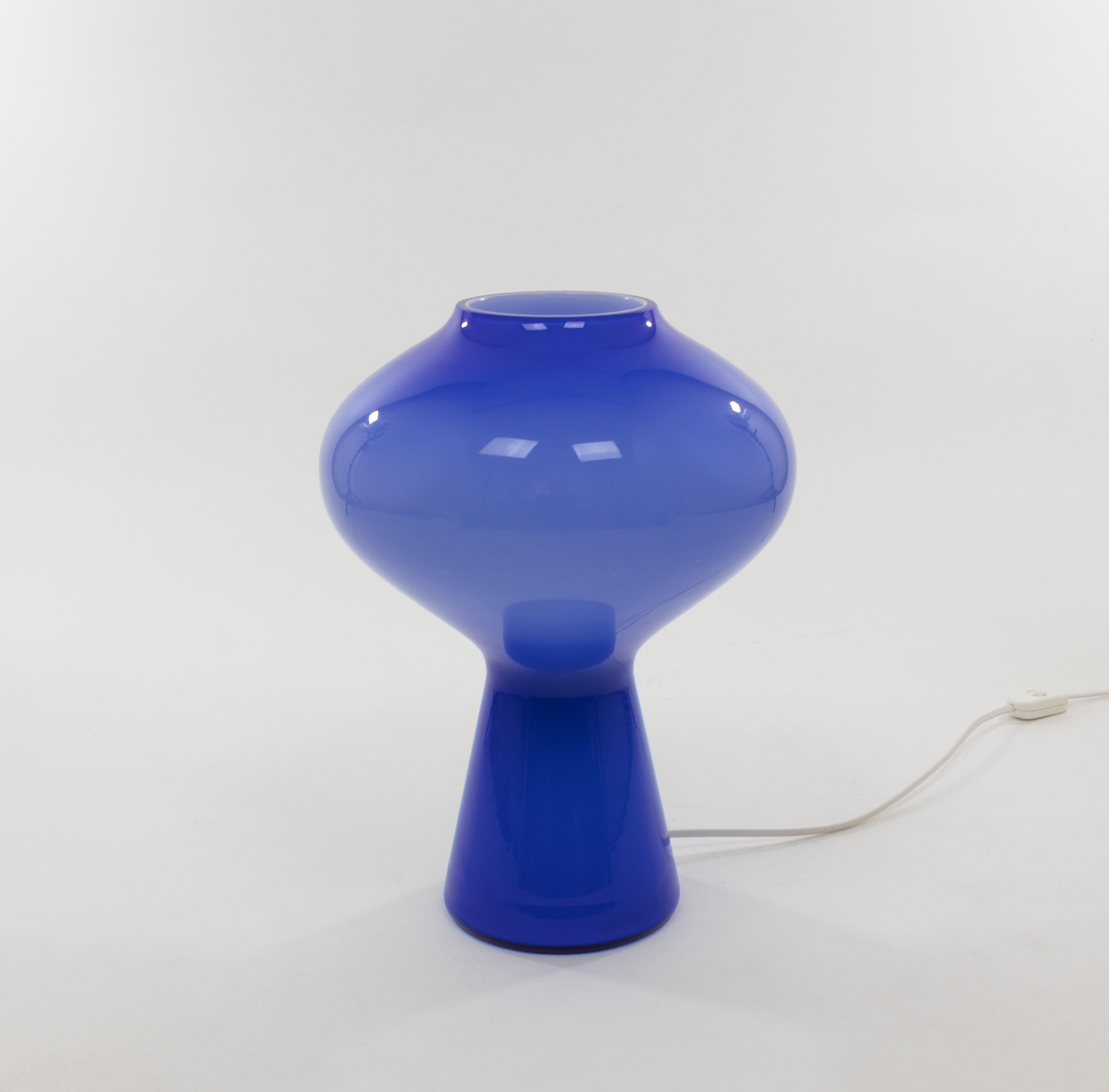 Gran lámpara de sobremesa Fungo azul soplada a mano de Massimo Vignelli para Venini, años 50 Moderno de mediados de siglo en venta