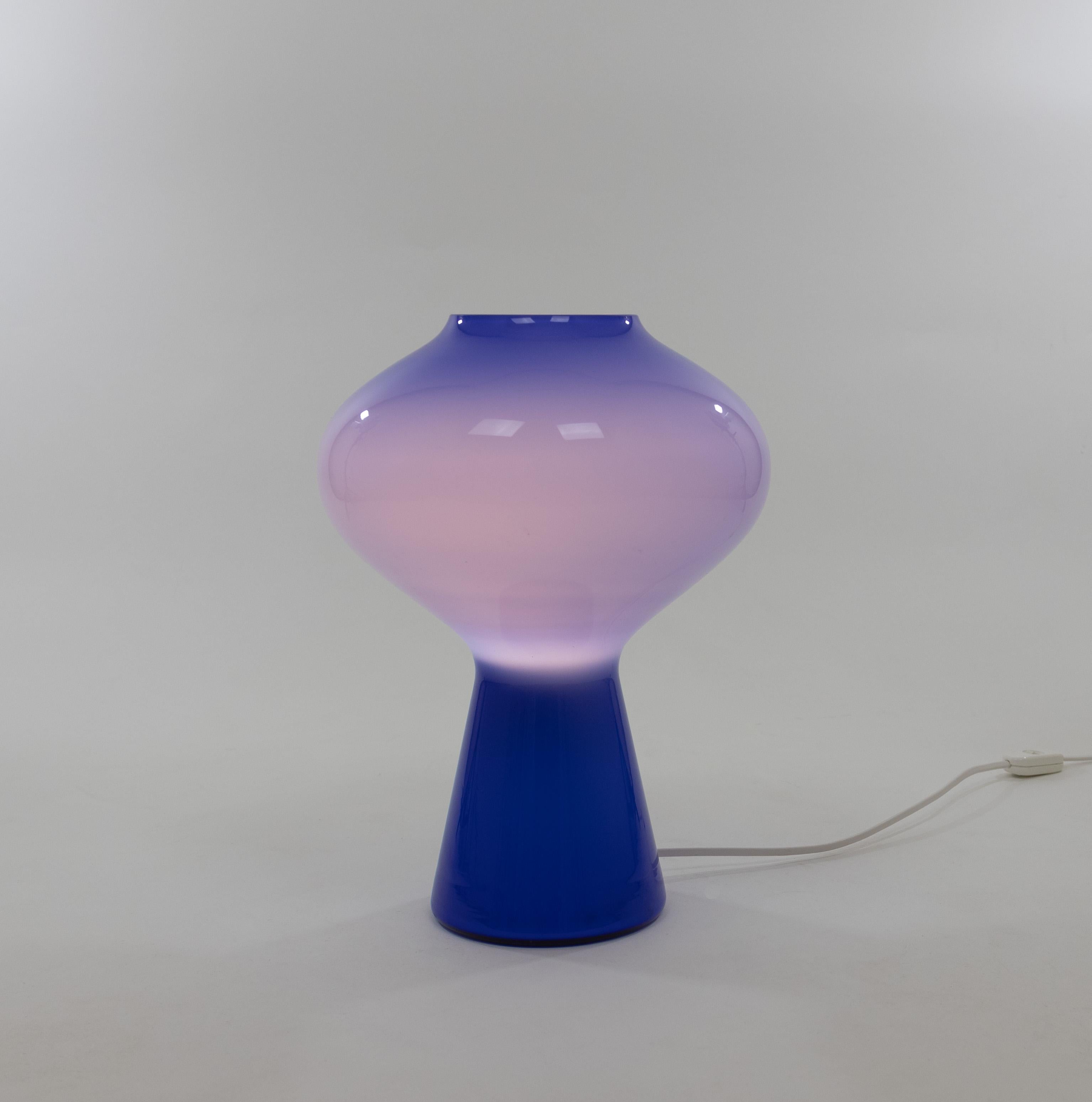 Gran lámpara de sobremesa Fungo azul soplada a mano de Massimo Vignelli para Venini, años 50 en Bueno estado para la venta en Rotterdam, NL