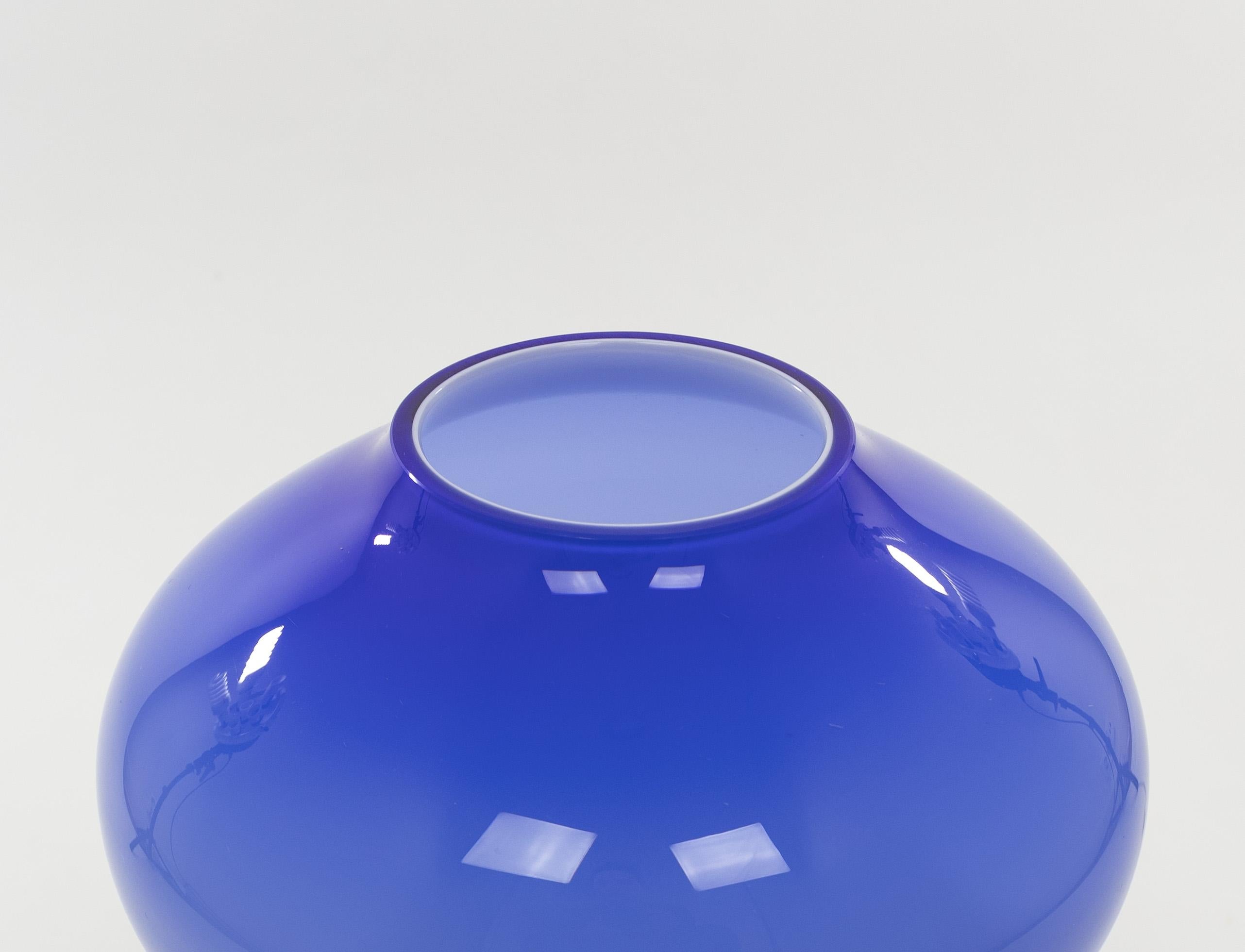 Gran lámpara de sobremesa Fungo azul soplada a mano de Massimo Vignelli para Venini, años 50 mediados del siglo XX en venta