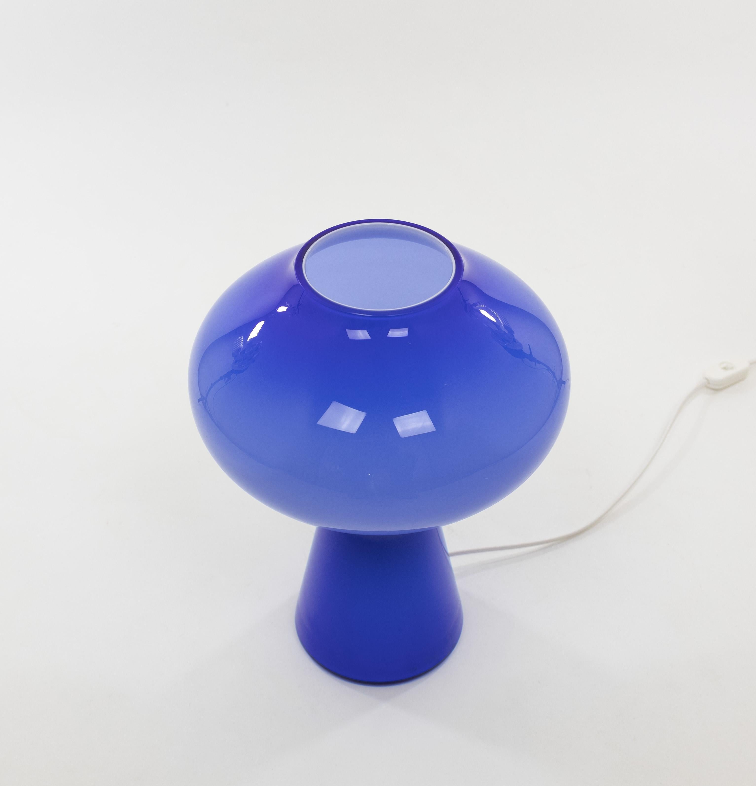 Gran lámpara de sobremesa Fungo azul soplada a mano de Massimo Vignelli para Venini, años 50 Cristal de Murano en venta