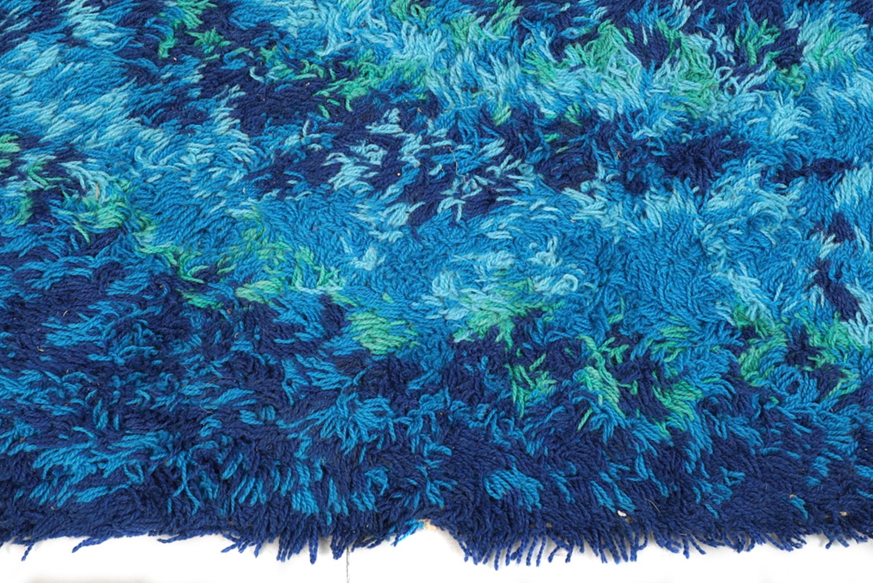 Grand tapis Rya bleu à poils longs par Strehog Norden Bon état - En vente à Berkeley, CA