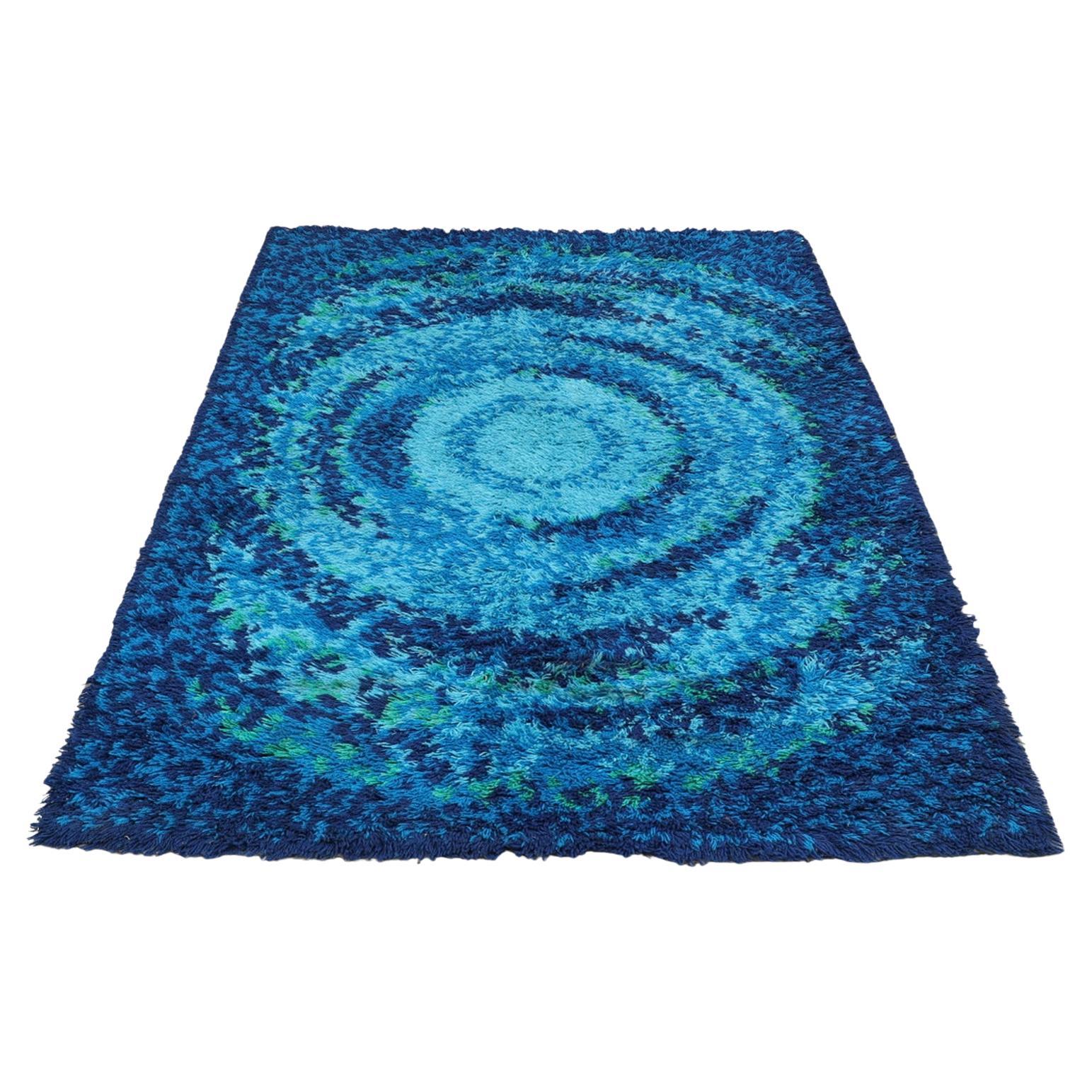 Großer blauer Rya-Teppich mit hohem Flor von Strehog Norden im Angebot