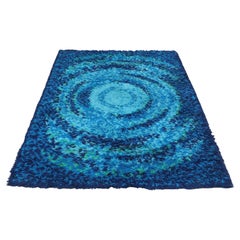Großer blauer Rya-Teppich mit hohem Flor von Strehog Norden