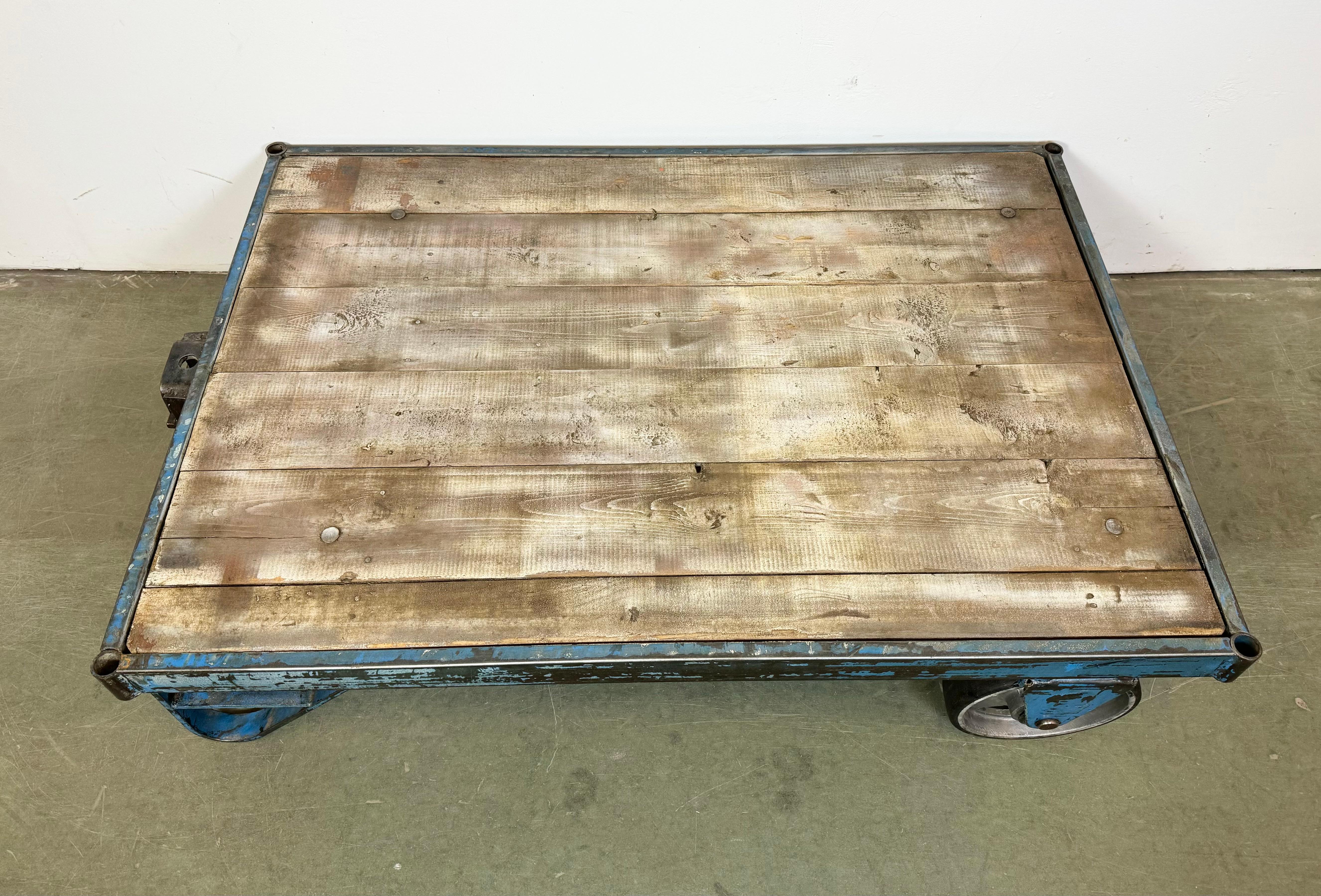 Grand chariot de table basse industriel bleu, années 1960 en vente 3