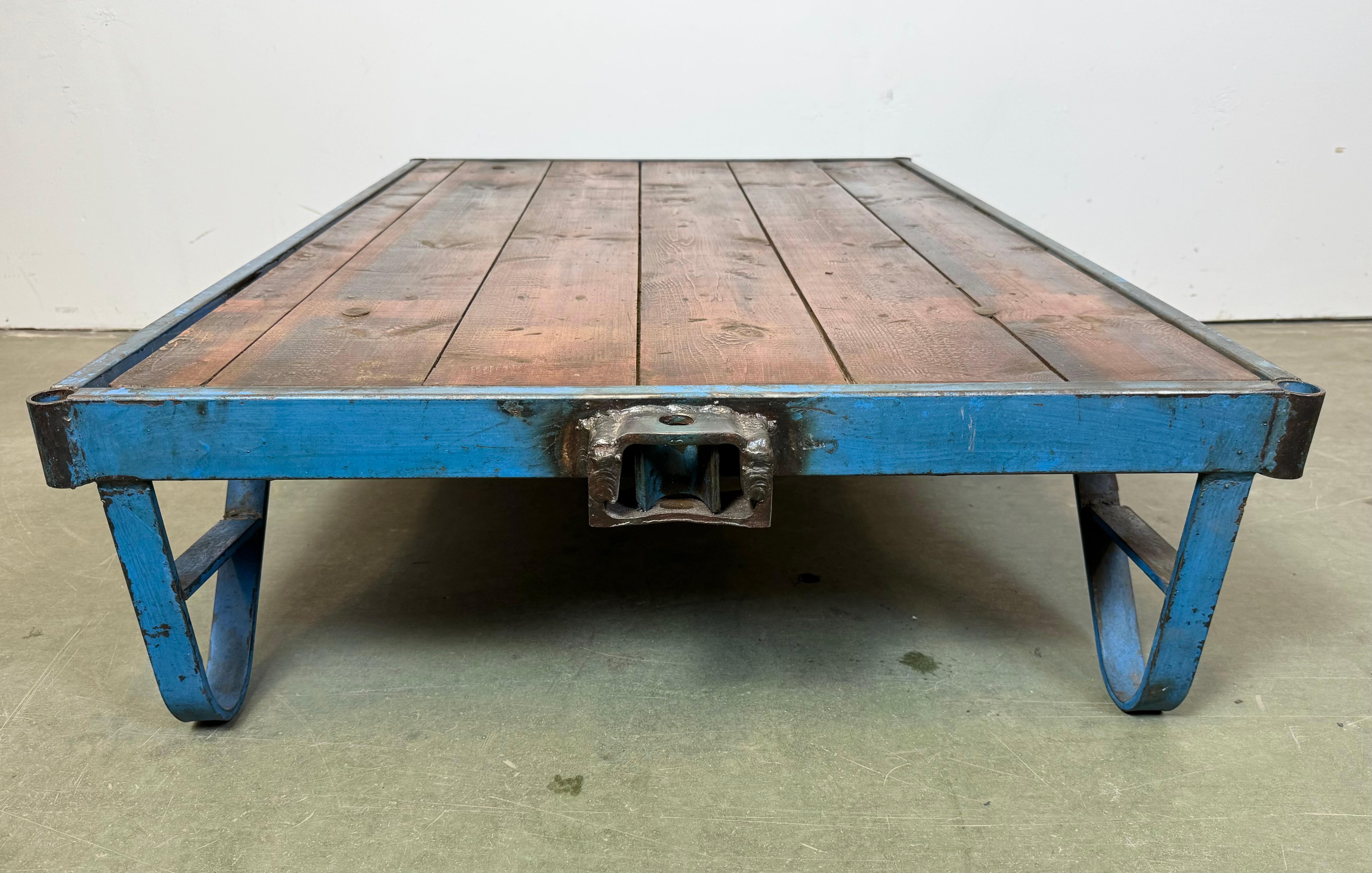 Grand chariot de table basse industriel bleu, années 1960 en vente 4