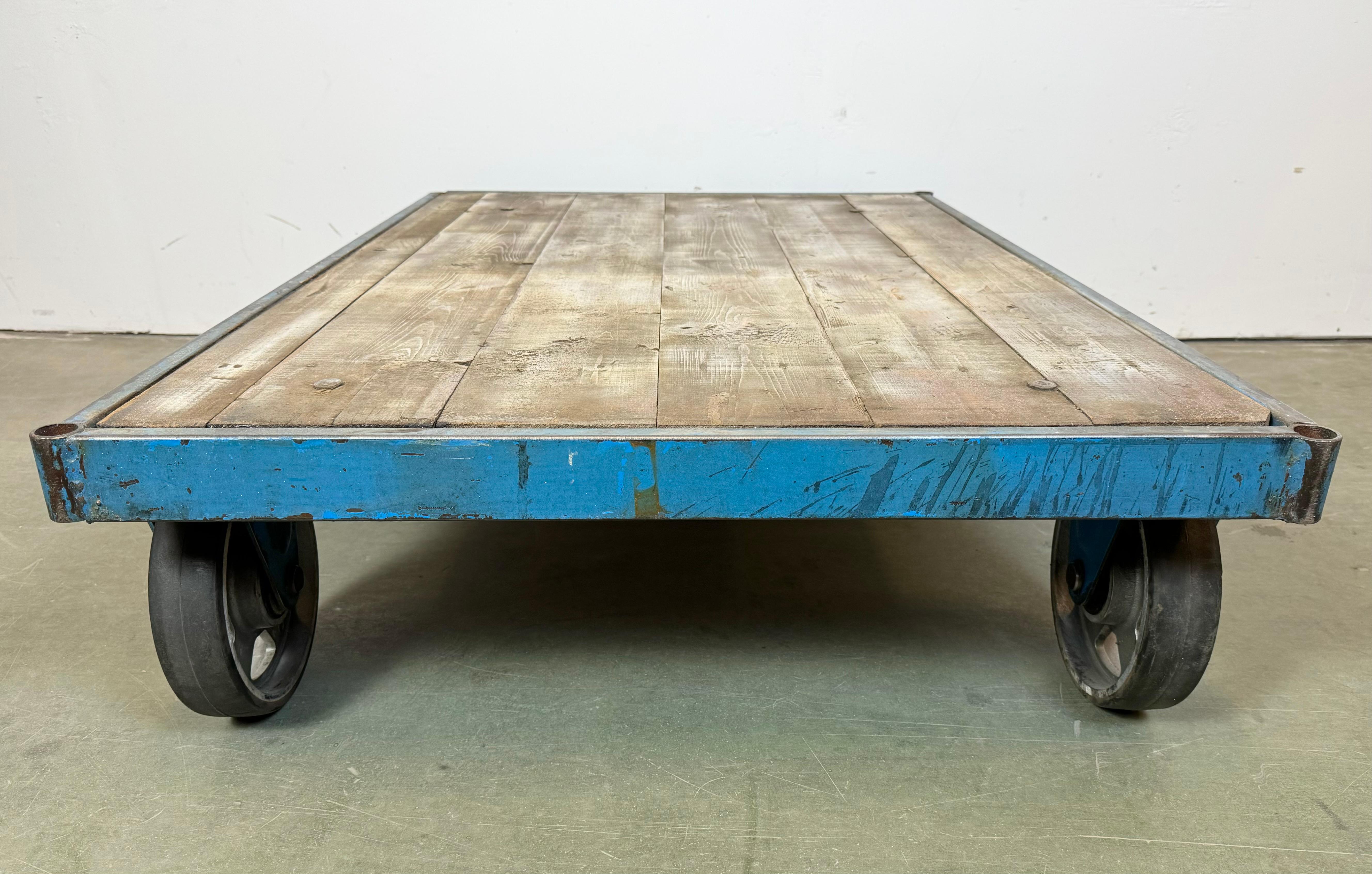 Grand chariot de table basse industriel bleu, années 1960 en vente 4