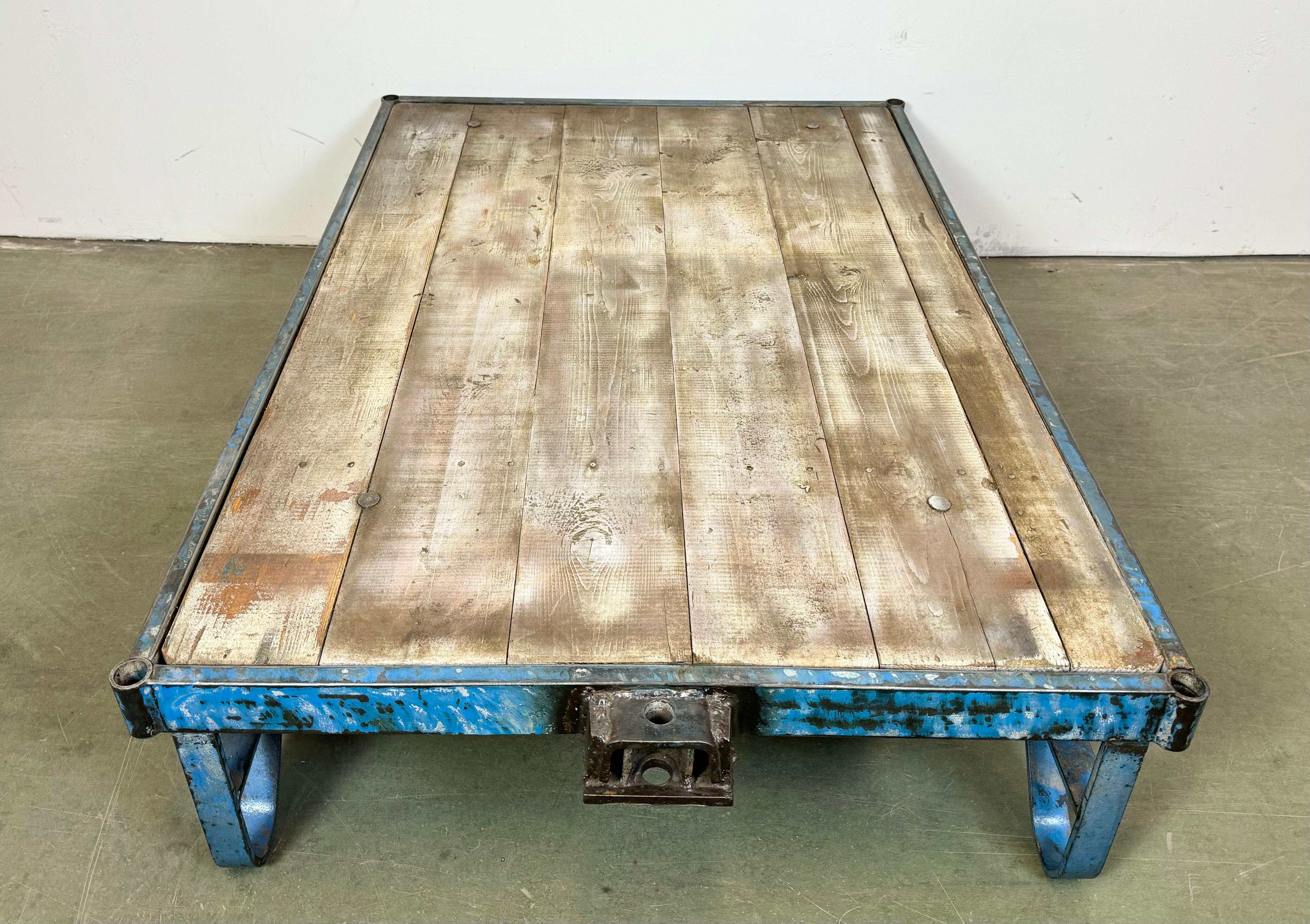 Grand chariot de table basse industriel bleu, années 1960 en vente 5