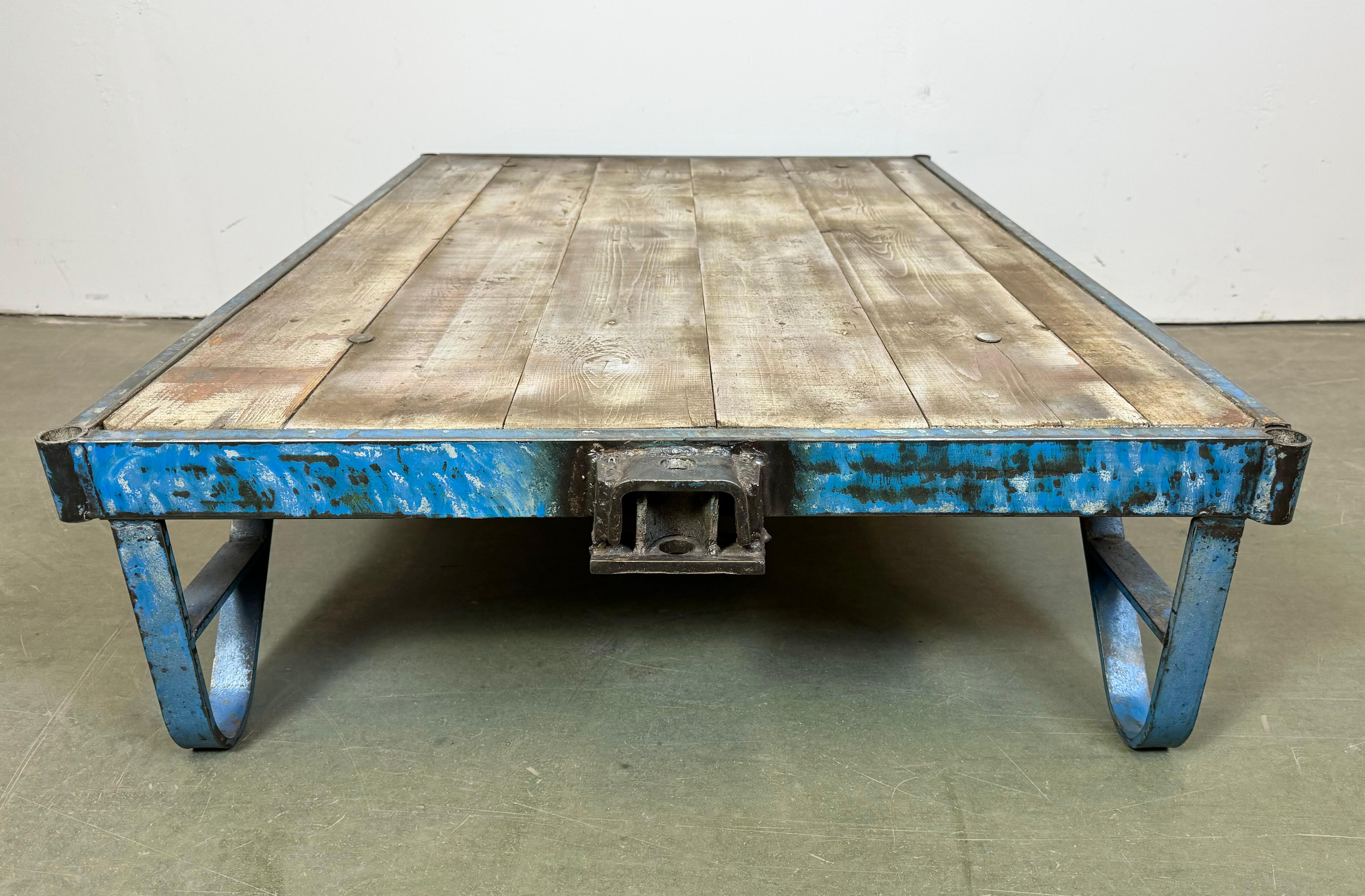 Grand chariot de table basse industriel bleu, années 1960 en vente 6