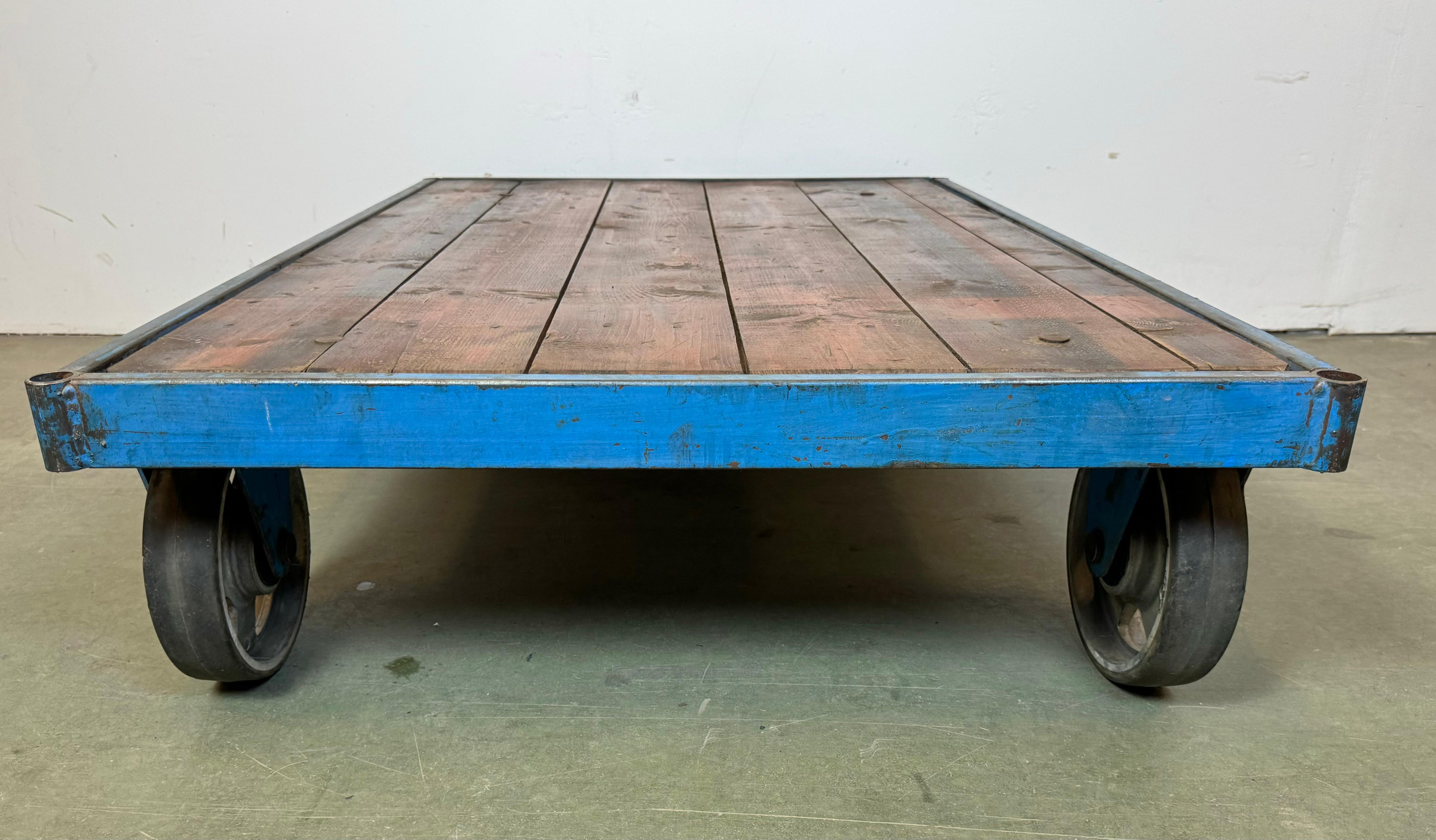 Grand chariot de table basse industriel bleu, années 1960 en vente 7