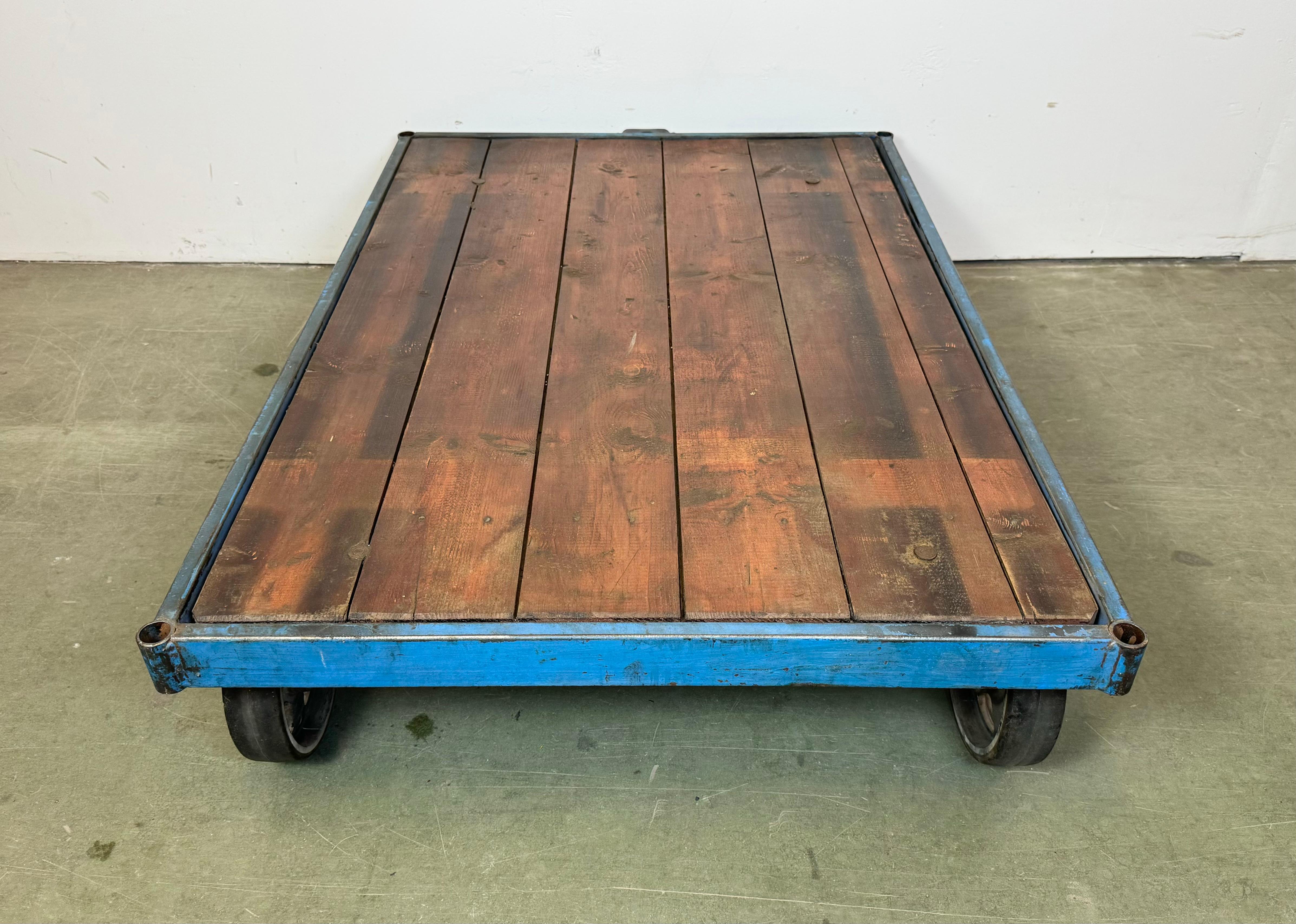 Grand chariot de table basse industriel bleu, années 1960 en vente 8