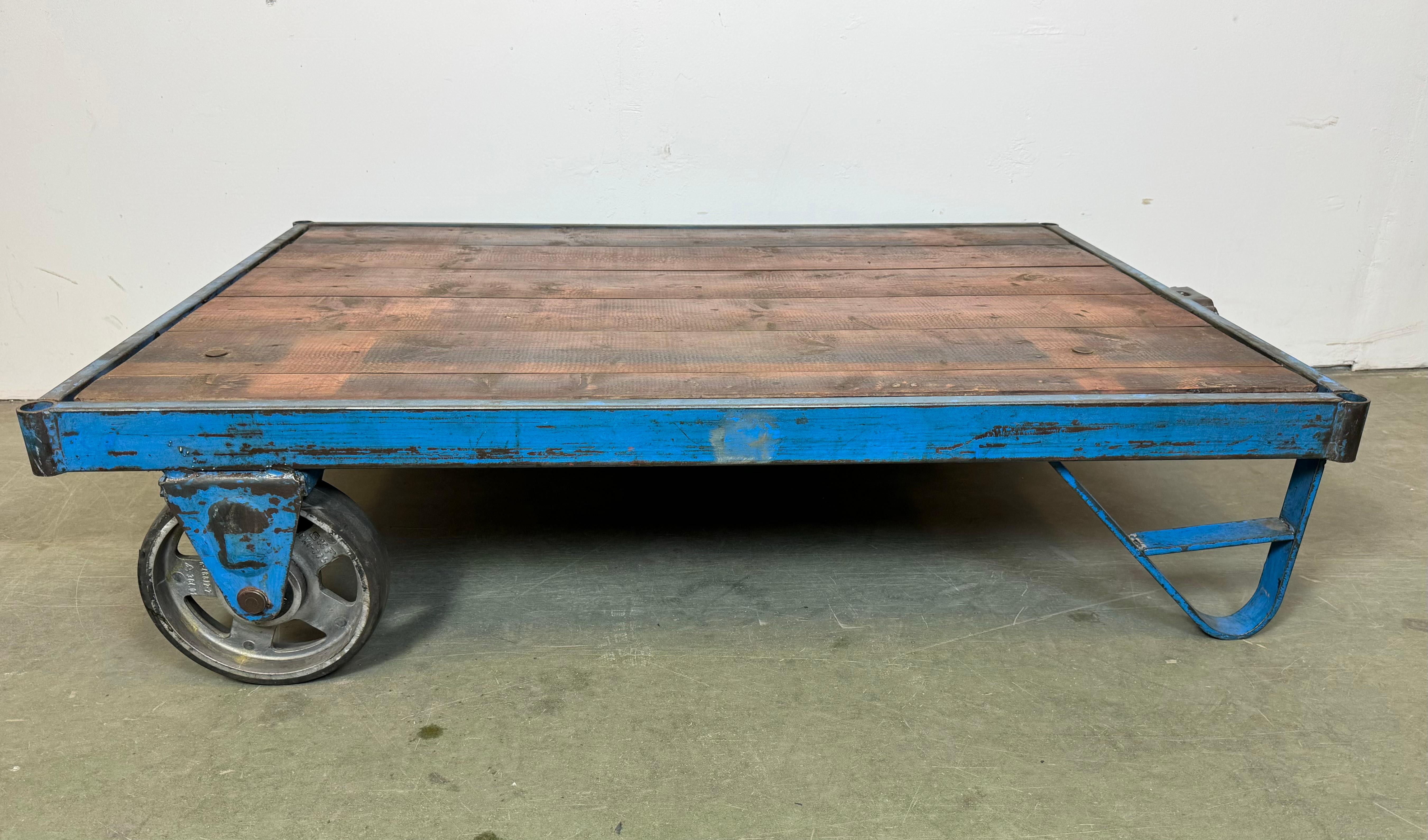 Grand chariot de table basse industriel bleu, années 1960 en vente 9