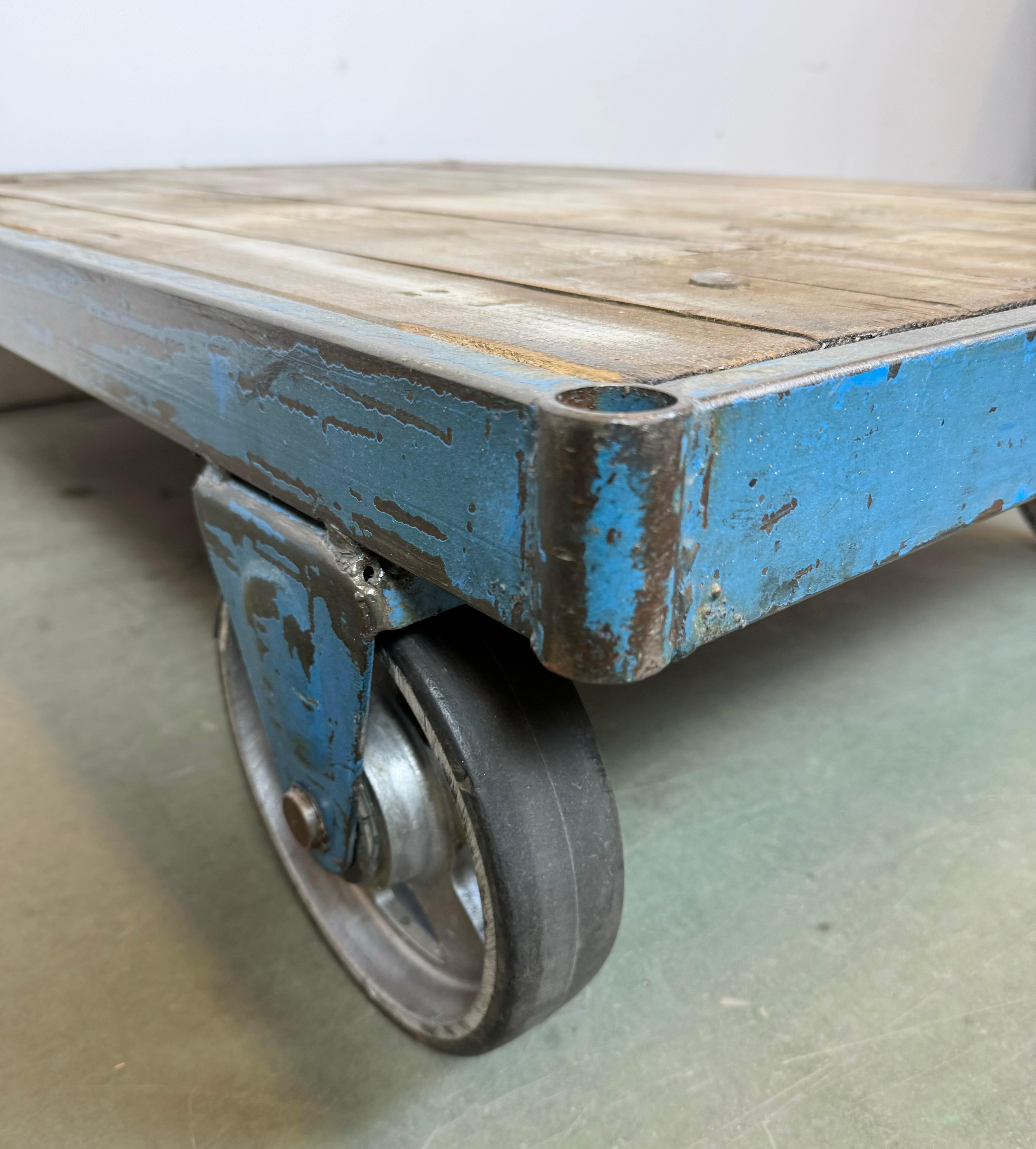 Grand chariot de table basse industriel bleu, années 1960 en vente 9
