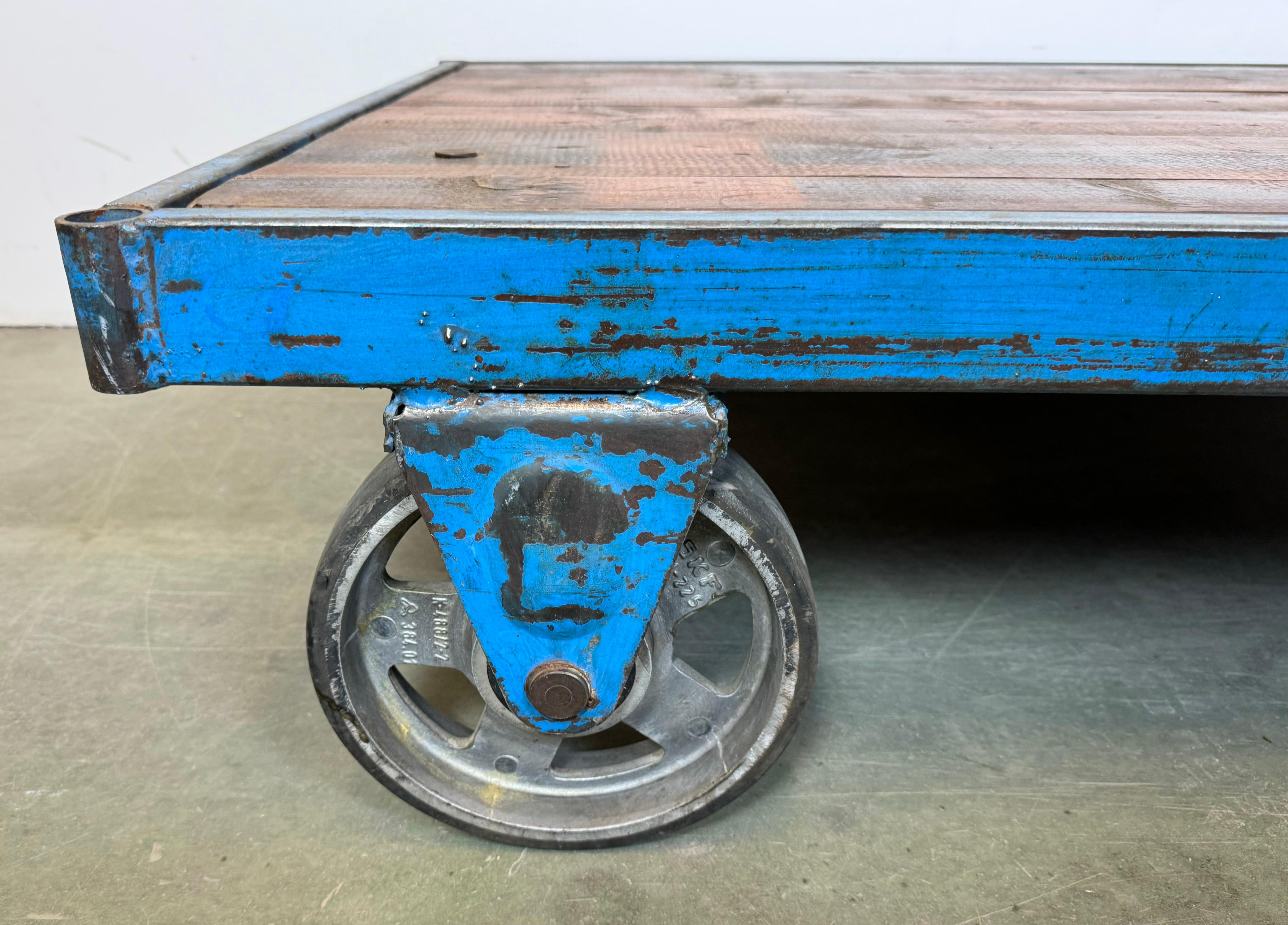 Grand chariot de table basse industriel bleu, années 1960 en vente 10