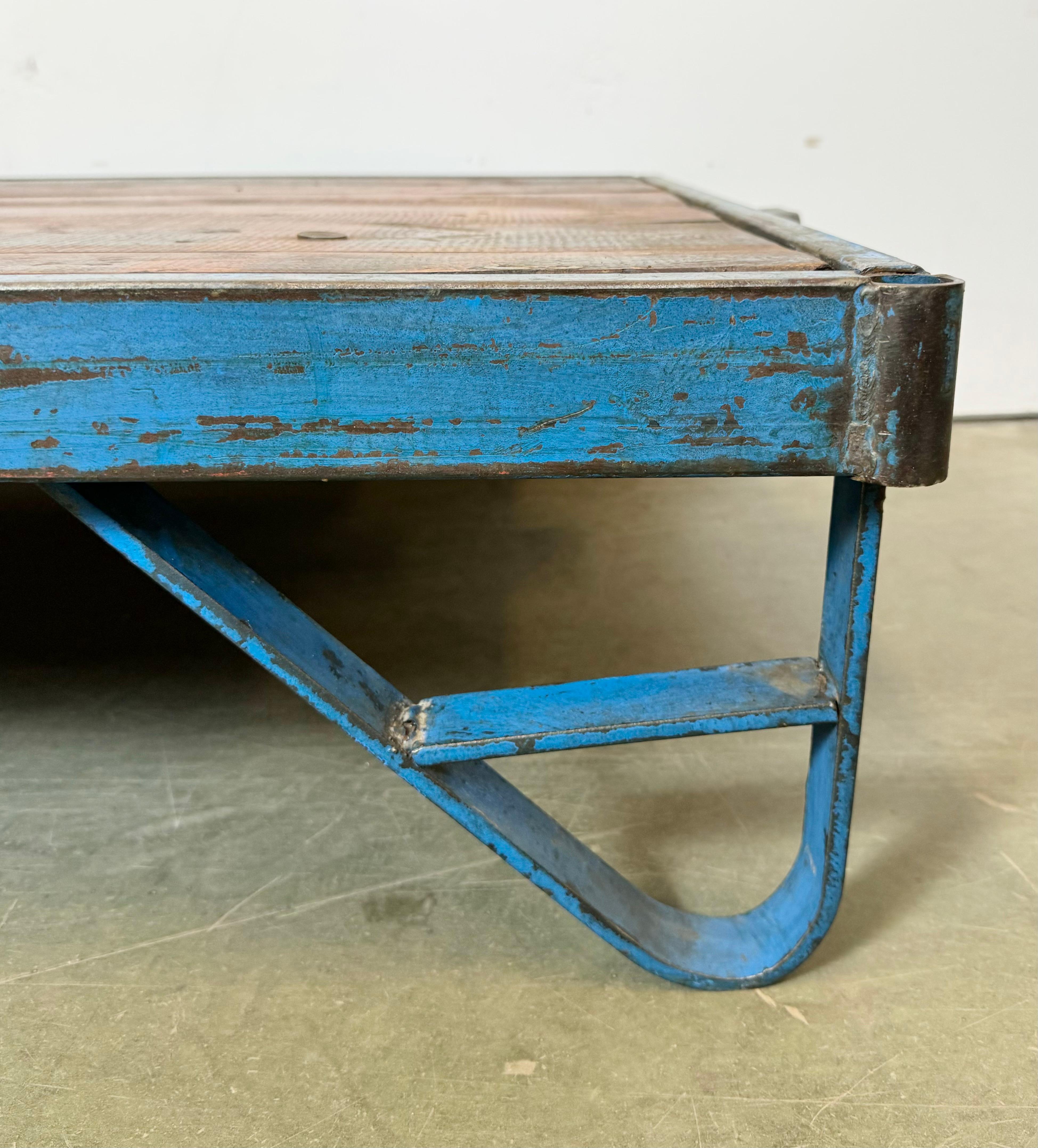 Grand chariot de table basse industriel bleu, années 1960 en vente 11