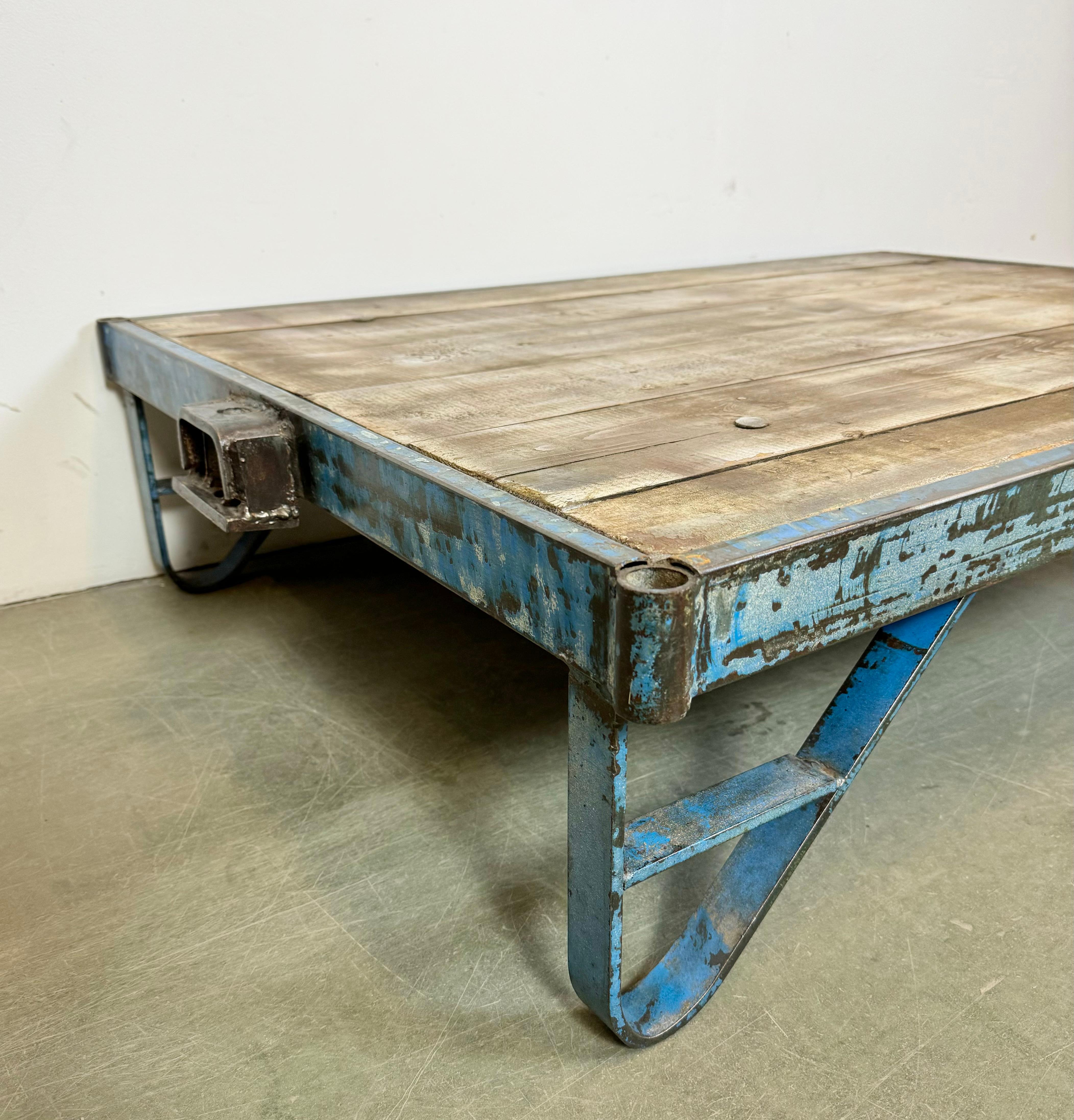 Industriel Grand chariot de table basse industriel bleu, années 1960 en vente