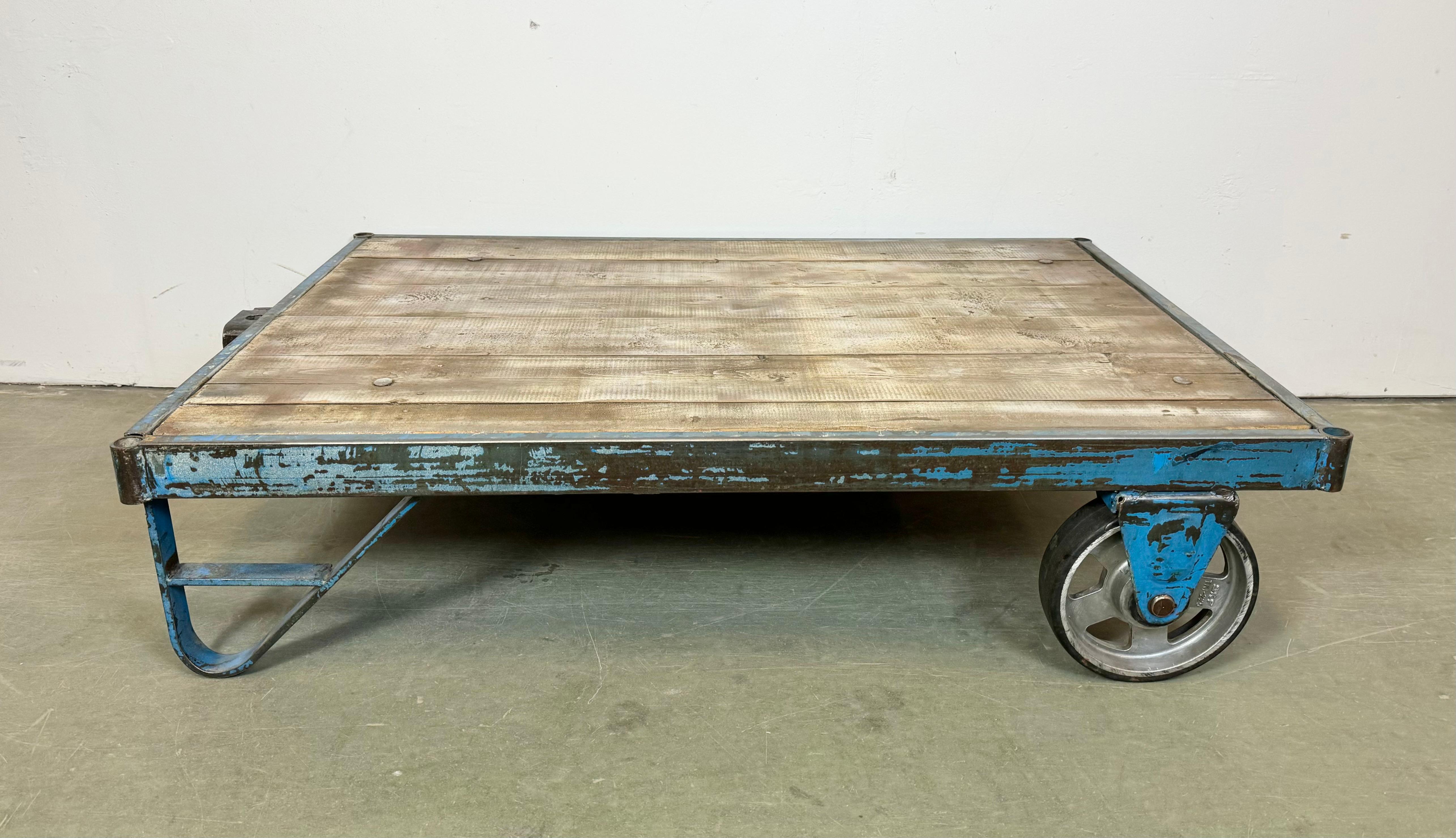 Tchèque Grand chariot de table basse industriel bleu, années 1960 en vente
