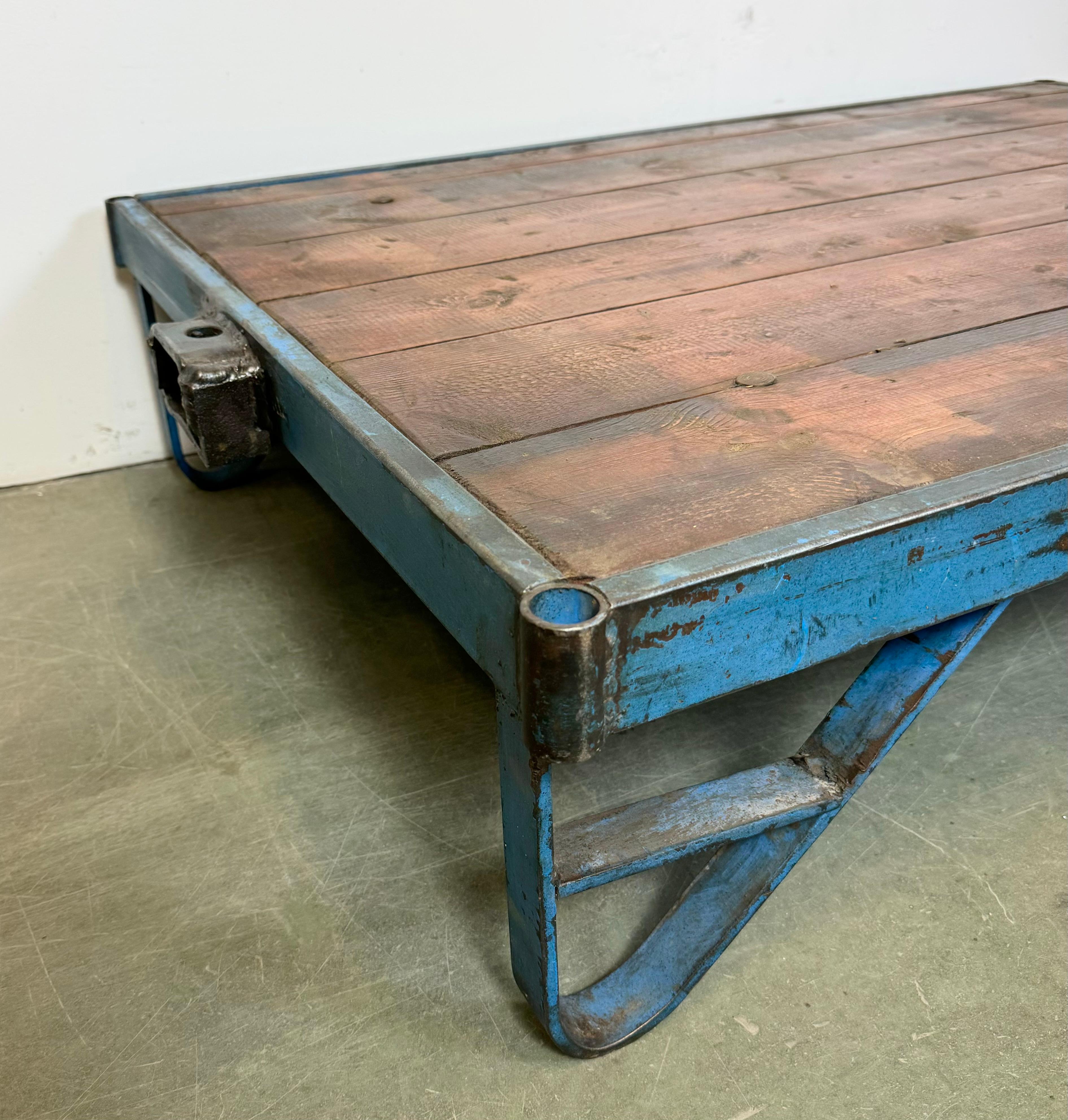 Grand chariot de table basse industriel bleu, années 1960 Bon état - En vente à Kojetice, CZ