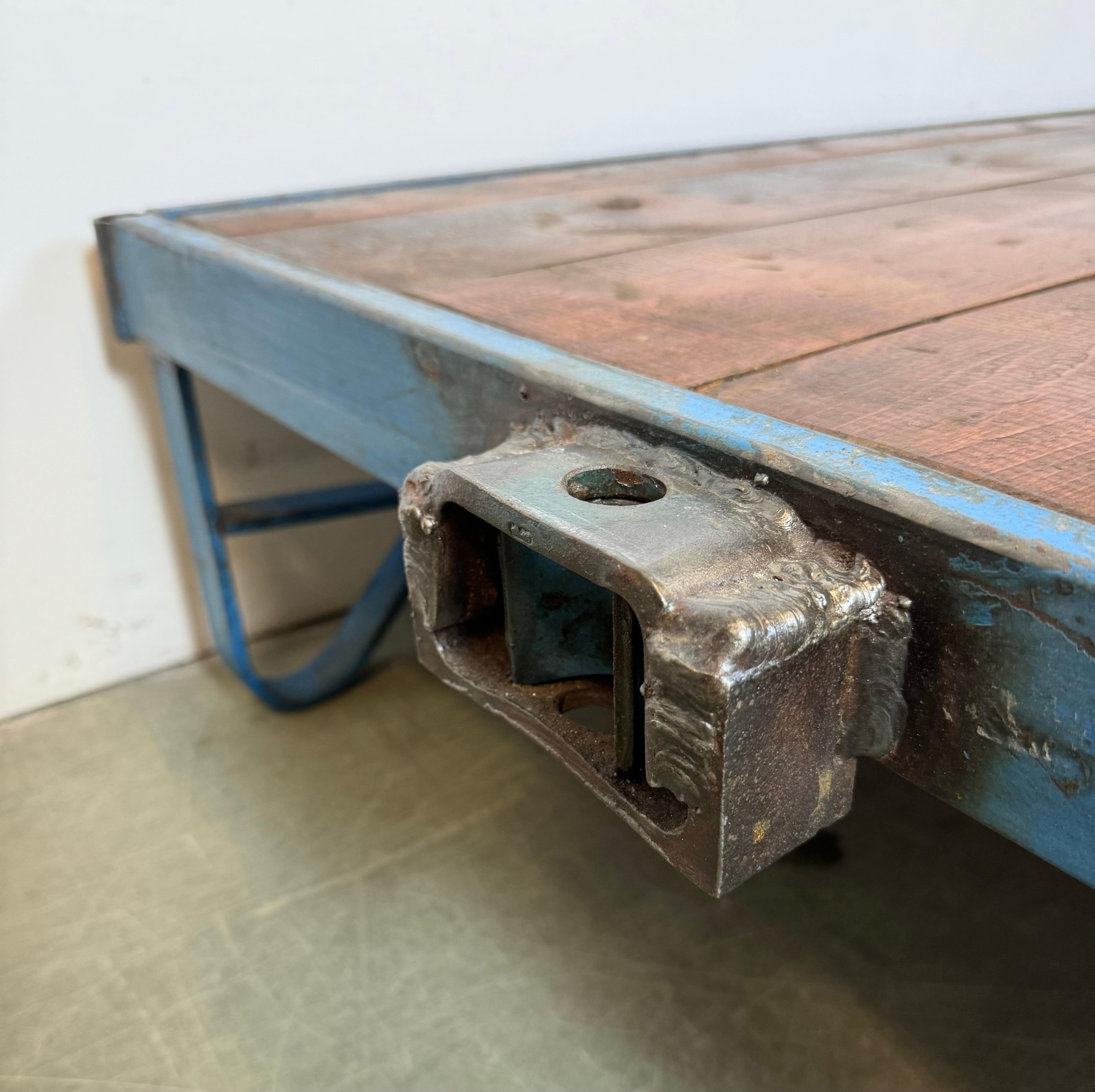 Milieu du XXe siècle Grand chariot de table basse industriel bleu, années 1960 en vente