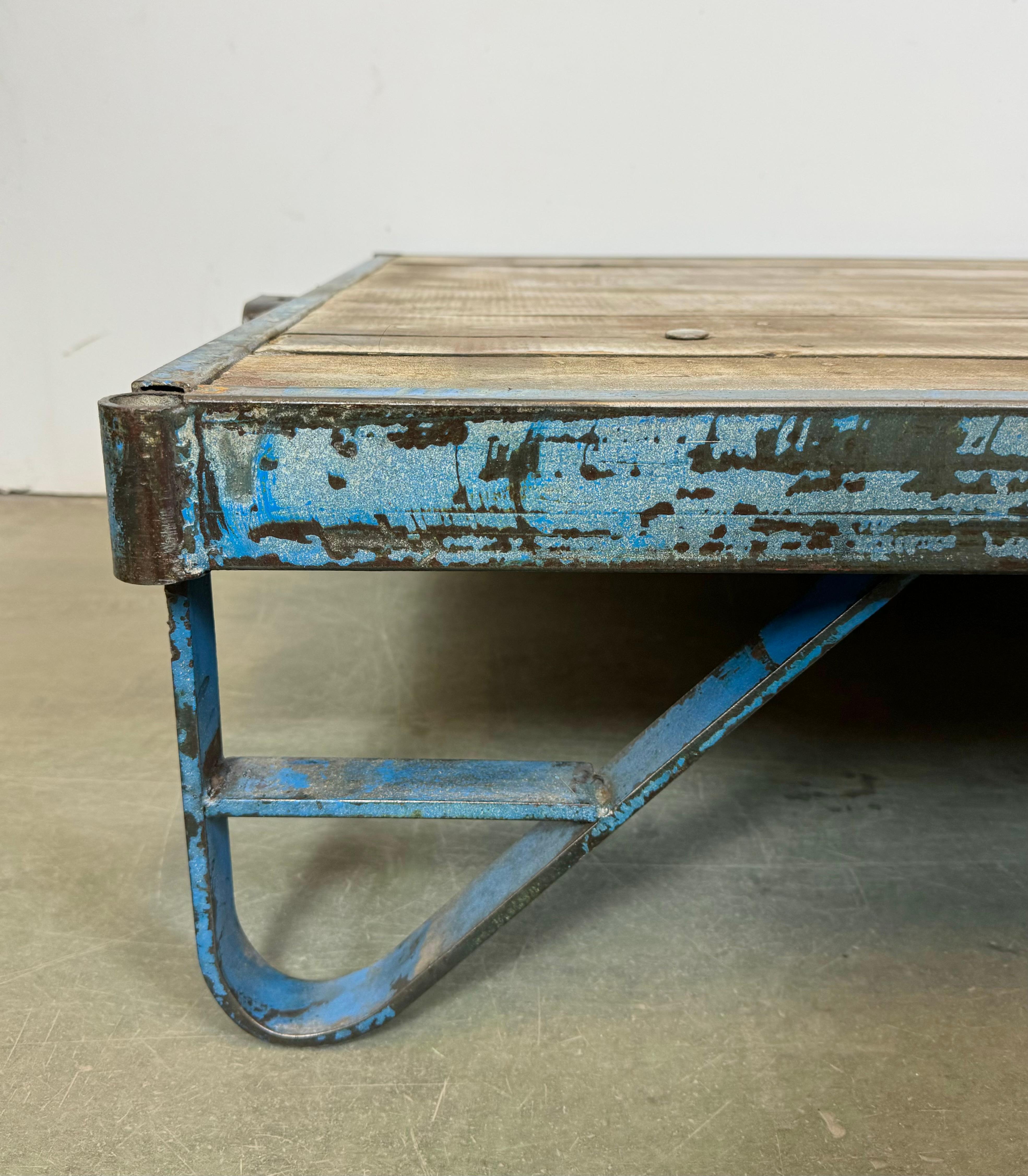 Milieu du XXe siècle Grand chariot de table basse industriel bleu, années 1960 en vente