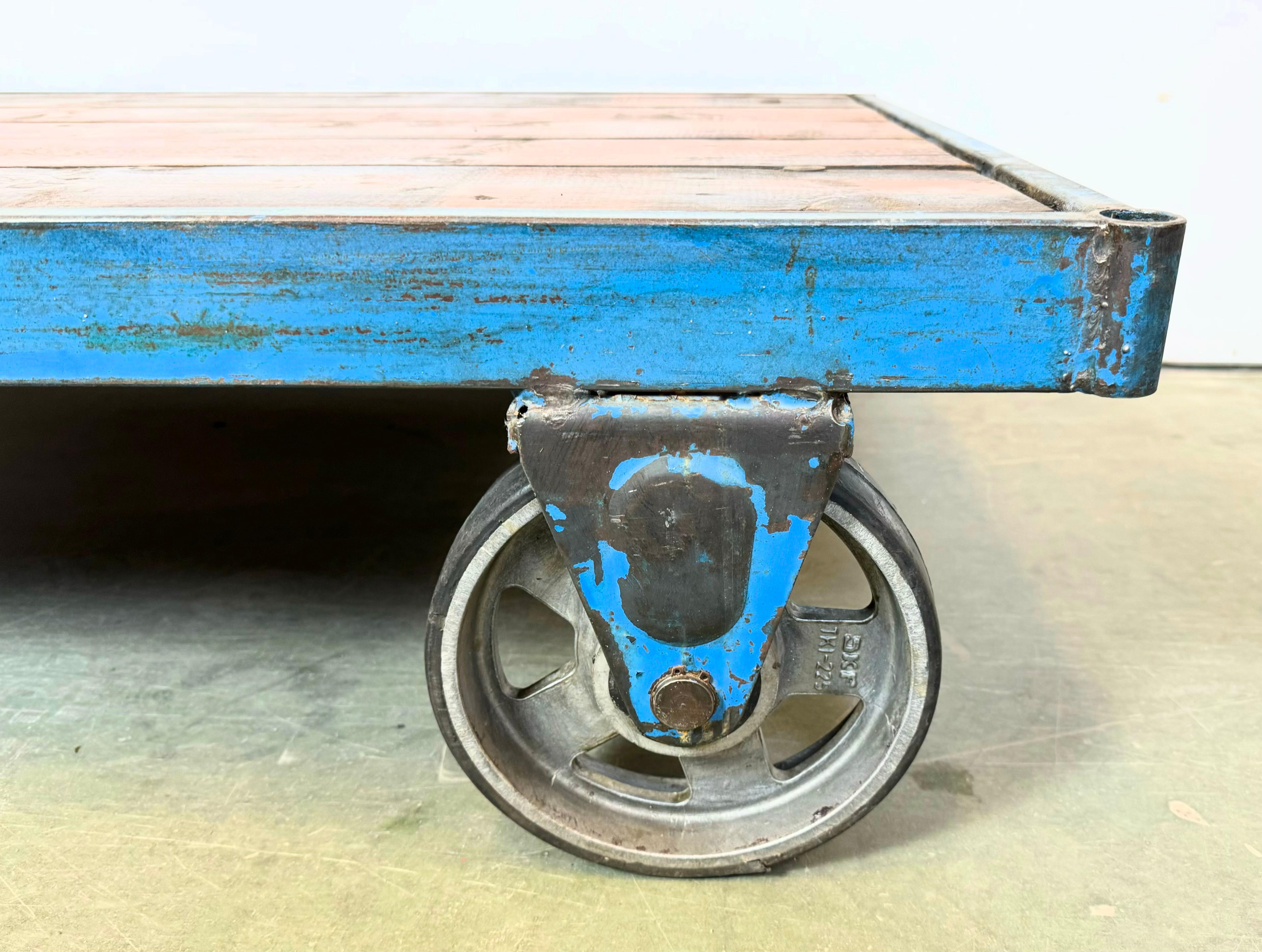 Fer Grand chariot de table basse industriel bleu, années 1960 en vente