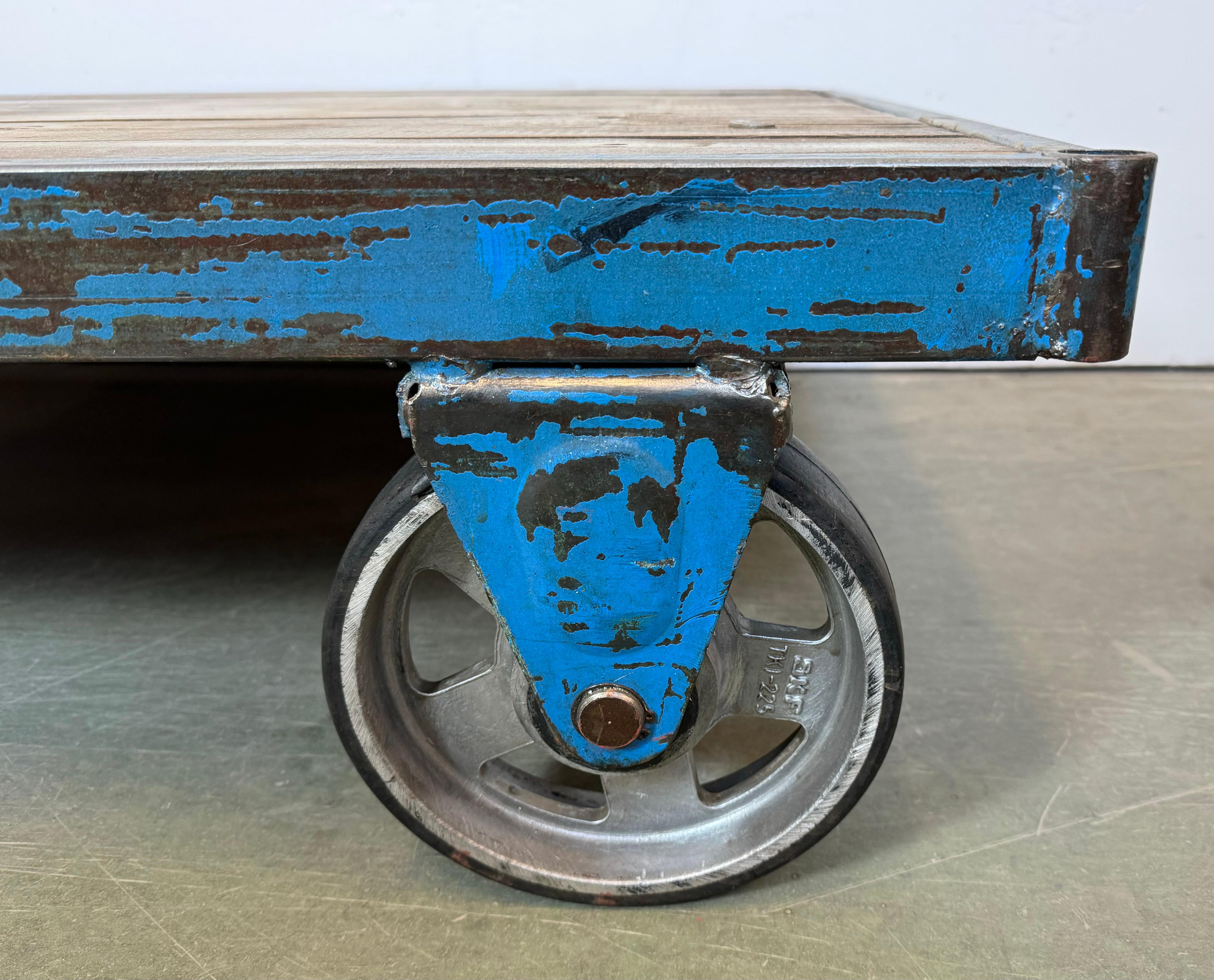 Fer Grand chariot de table basse industriel bleu, années 1960 en vente