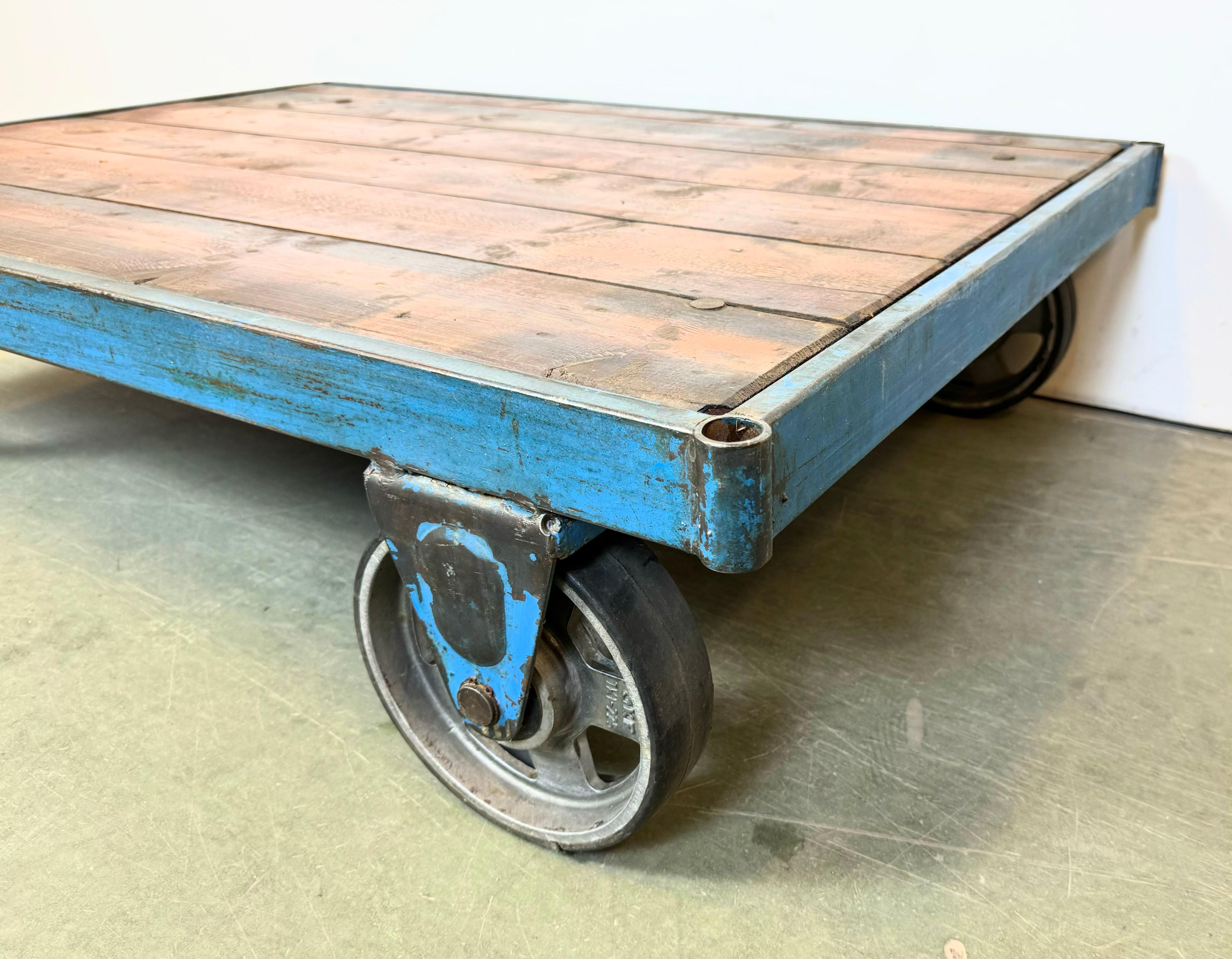 Grand chariot de table basse industriel bleu, années 1960 en vente 1