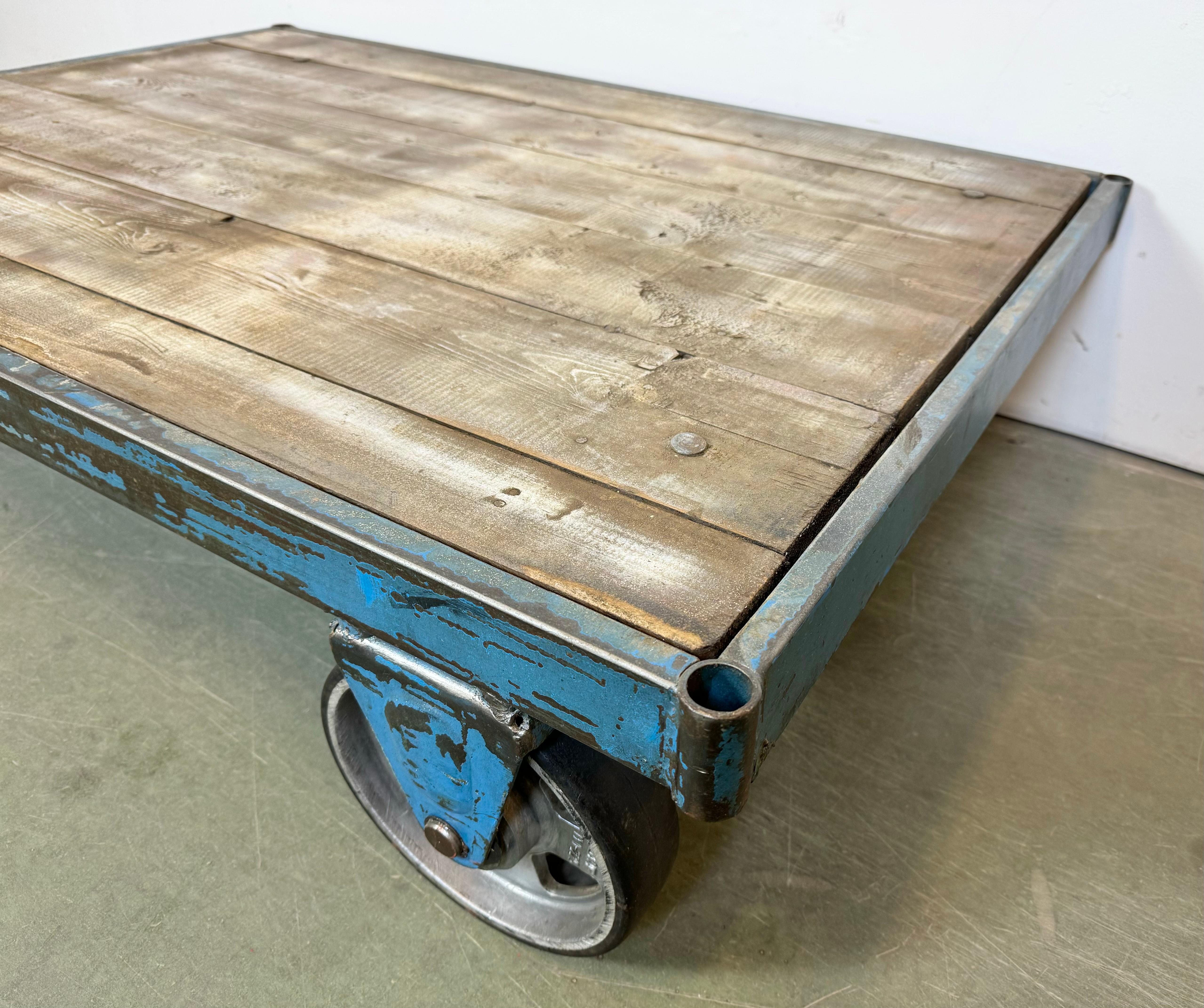 Grand chariot de table basse industriel bleu, années 1960 en vente 1