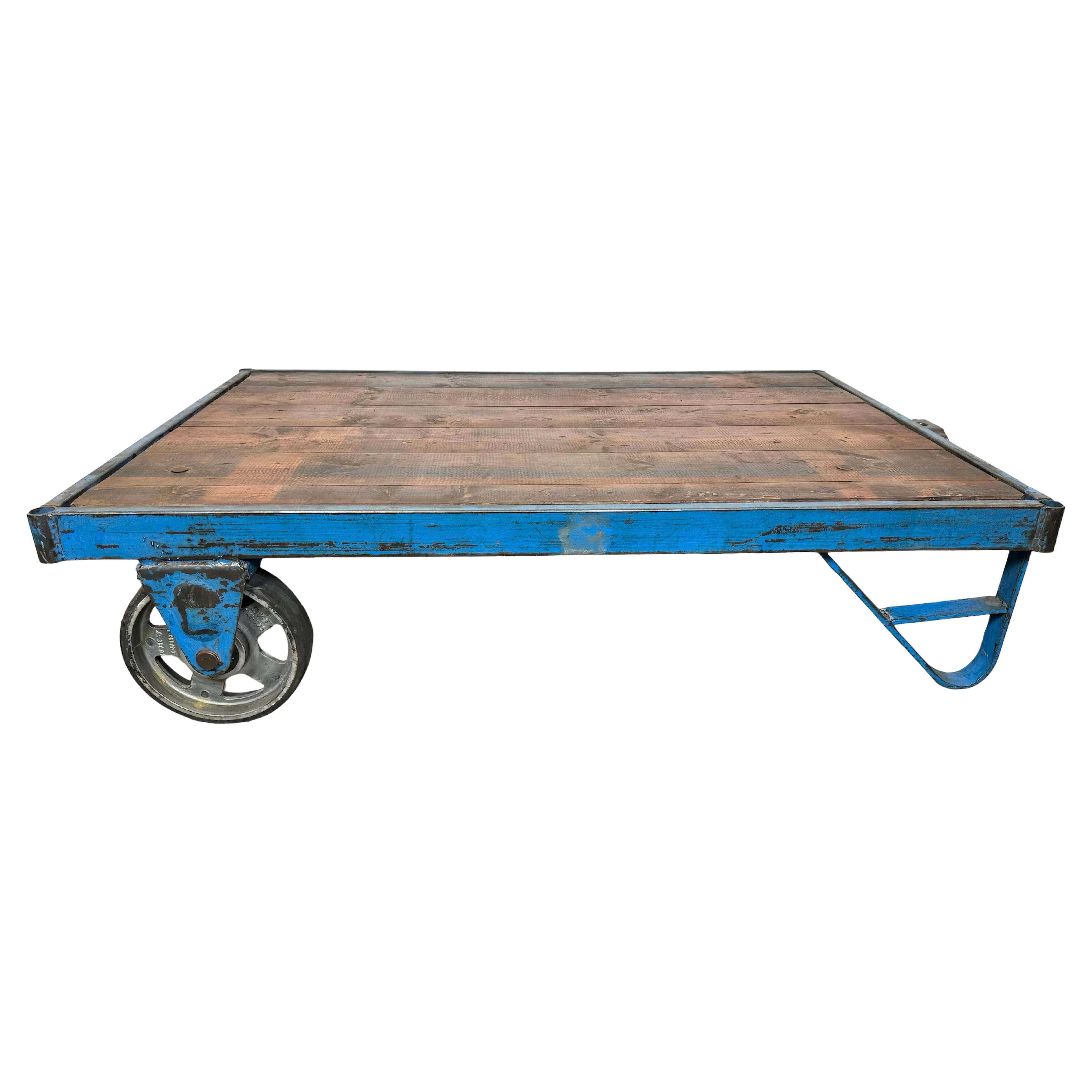 Grand chariot de table basse industriel bleu, années 1960