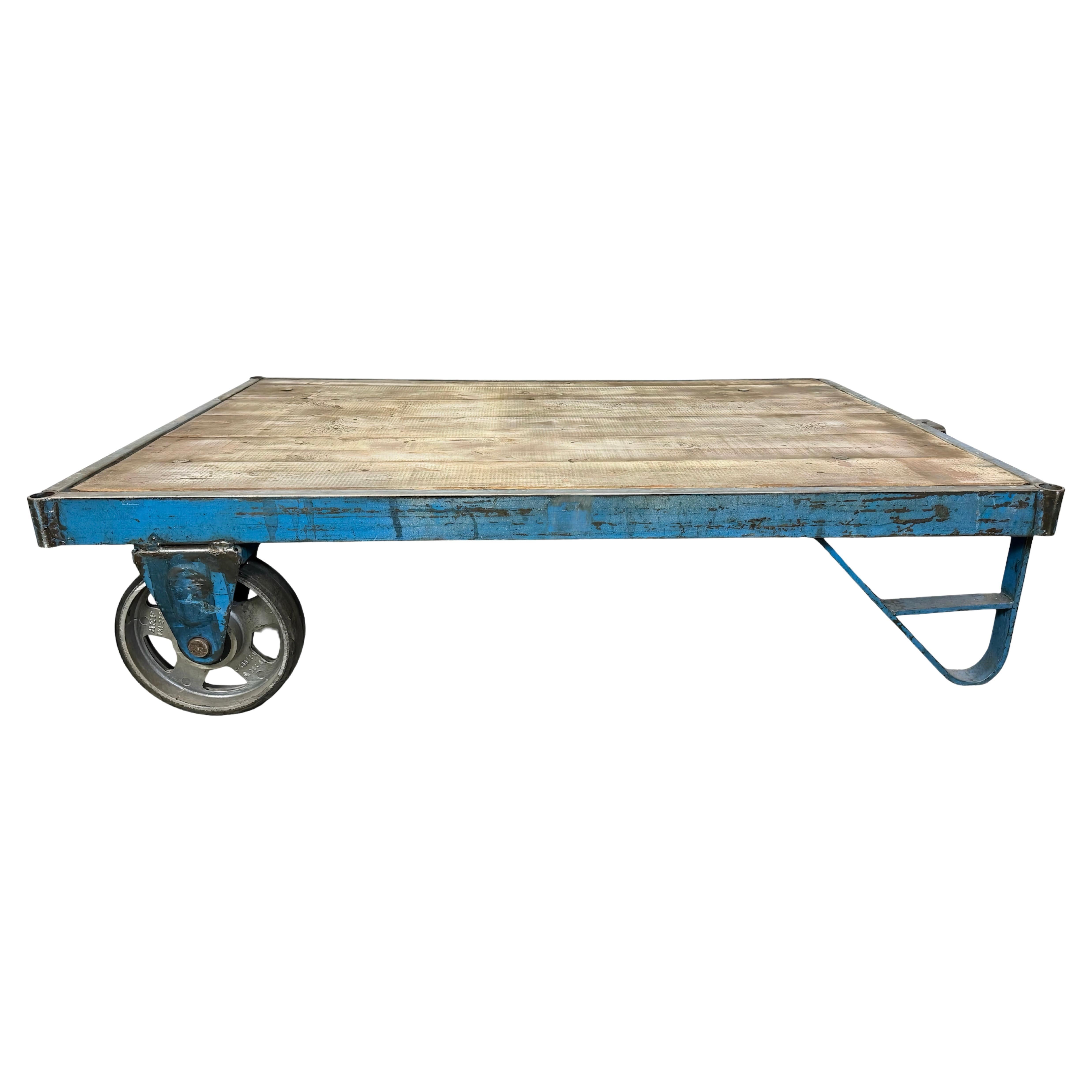 Grand chariot de table basse industriel bleu, années 1960