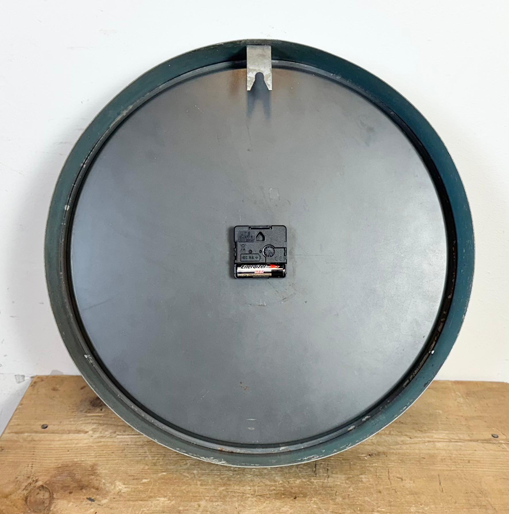 Grande horloge murale industrielle bleue de Chronotechna, années 1950 en vente 12
