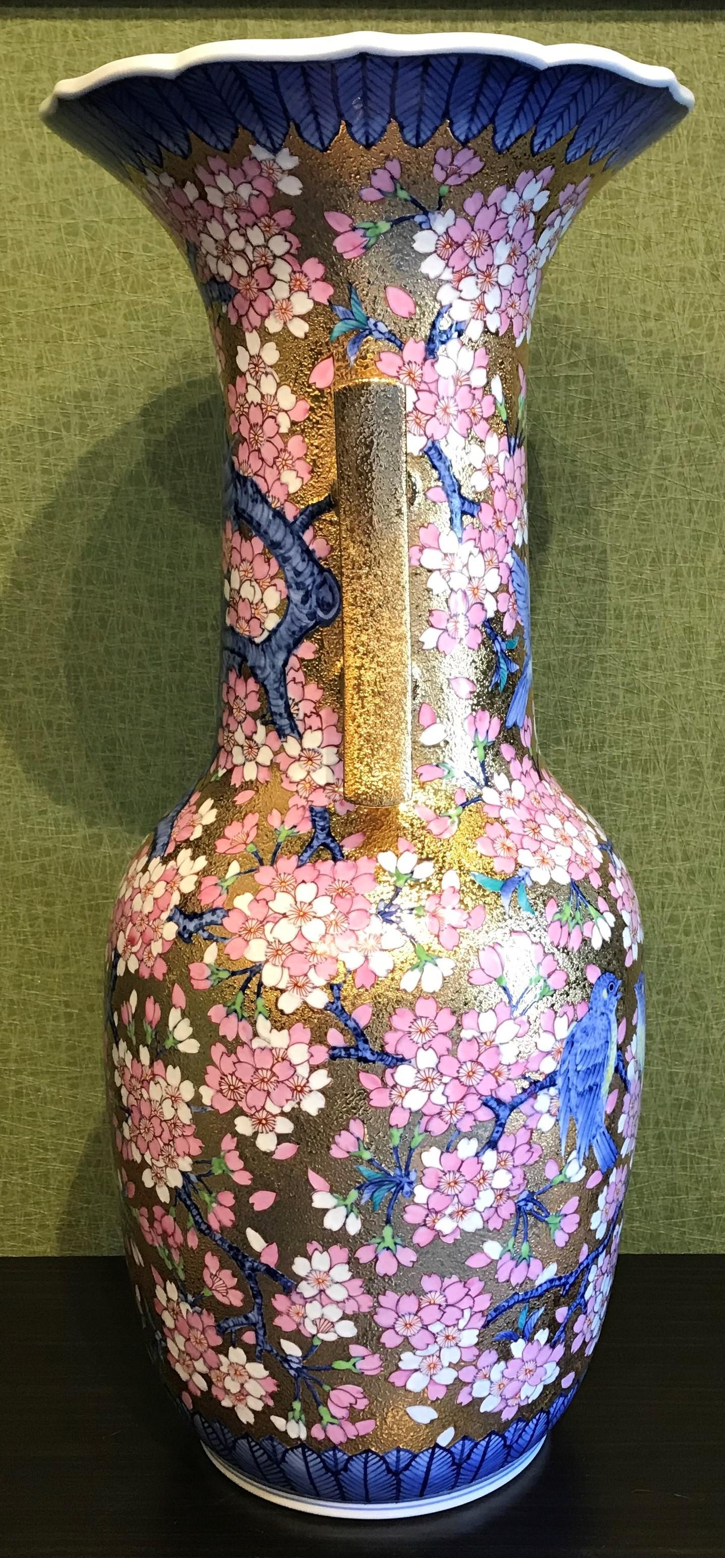 Large Blue Pink Japanese Gilded Porcelain Vase by Contemporary Master Artist In New Condition In Takarazuka, JP