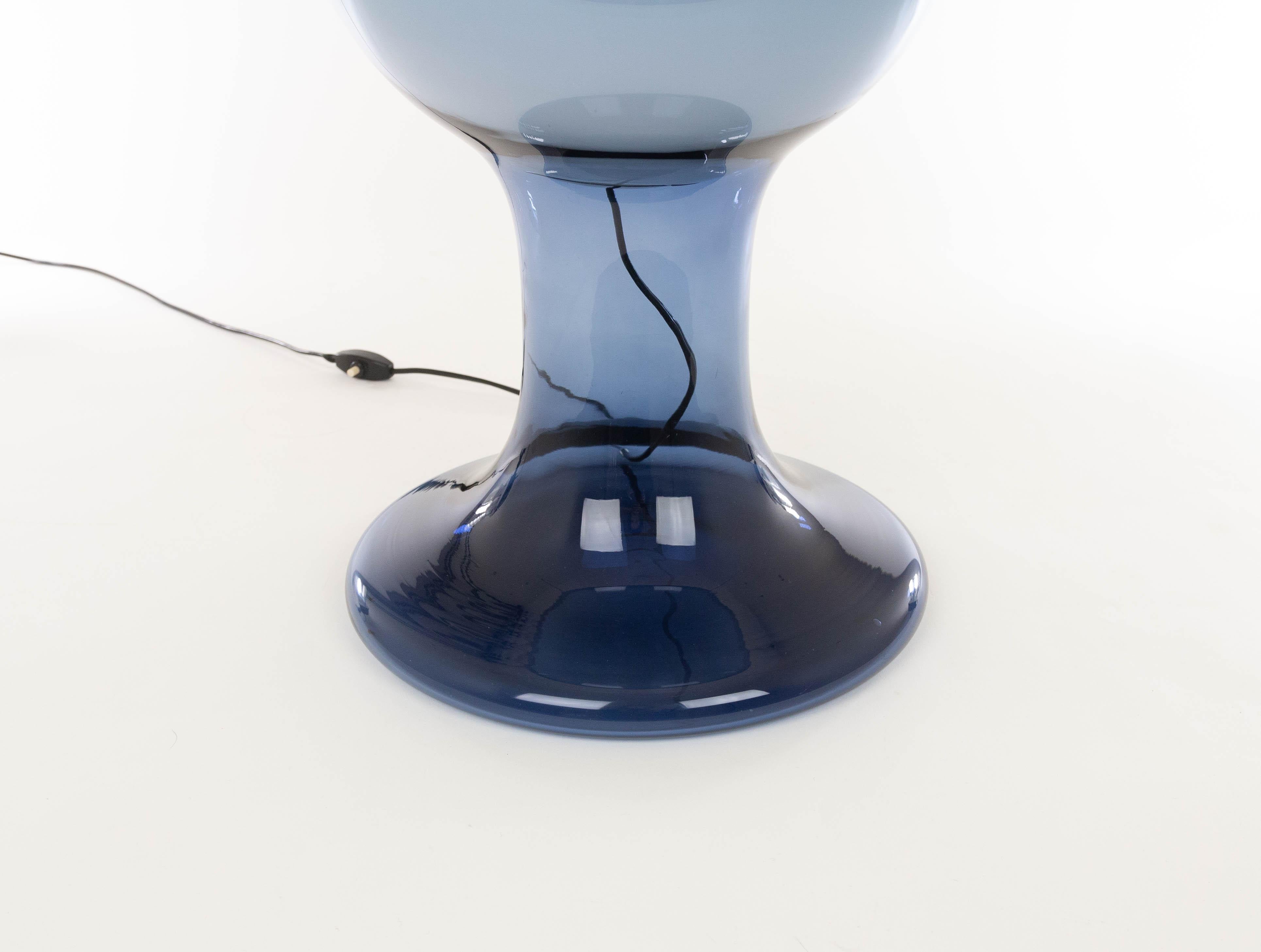 italien Grande lampe de bureau bleu LT 216 de Carlo Nason pour A.V. Mazzega, 1960 en vente